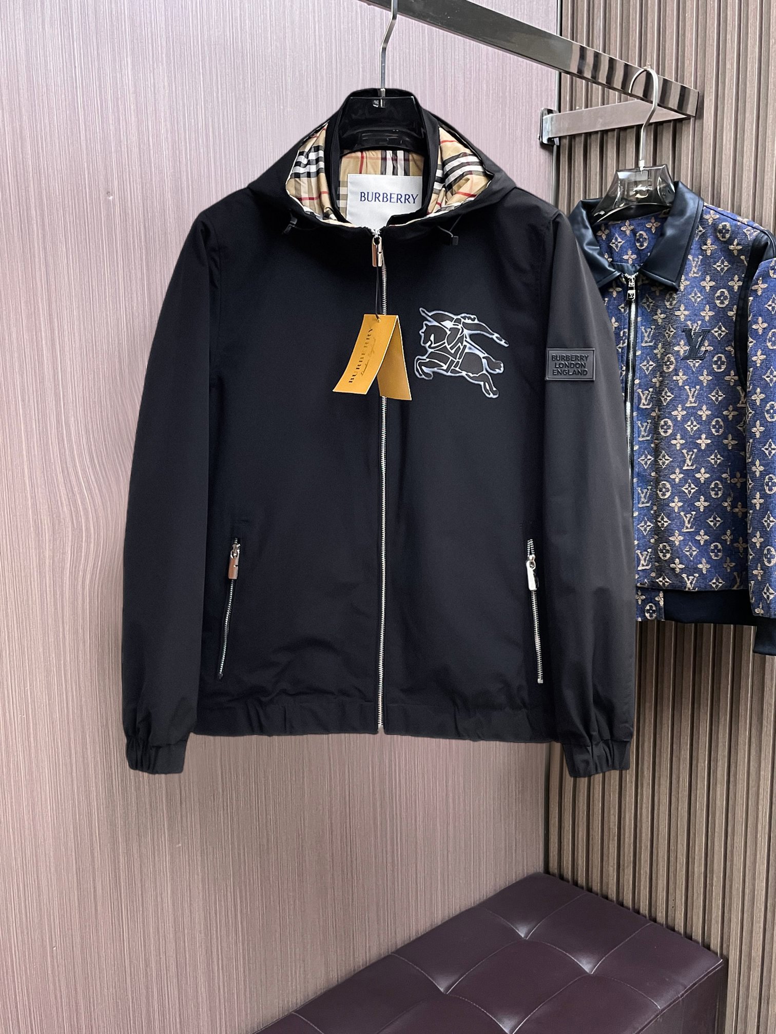 NO:761793,Same style as Burberry official website, on sale in advance!  2026ss new spring men's jackets, original high-end version with three standards!  With hidden hood, custom-made fabrics at the counter, highly breathable and comfortable, impeccable details, brand element design concept, reflecting high quality. It feels delicate and soft!  It presents a casual cut and the upper body shape is awesome!  Size M～3XL, maximum wearing capacity is 195 catties.,,burberry,jackets & coats,jackets & coats,hats,19860909巴宝莉 官网同款,提前发售！2026ss开春新款男士夹克外套,原单三标齐全高端版本！带隐藏帽,专柜定制面料 透气舒适度高,细节无可挑剔,品牌元素设计理念,体现高品质.手感细腻柔软！呈现休闲裁剪,上身版型超赞！码数M～3XL,最大穿195斤.,,burberry,jackets & coats,jackets & coats,hats,,Men's clothing