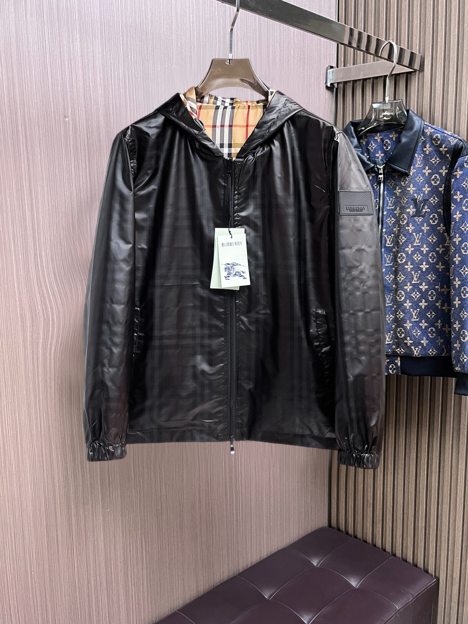 NO:761745,Same style as Burberry official website, on sale in advance!  2026ss spring new men's reversible jacket, original single and three-label complete high-end version!  With hidden hood, custom-made fabrics at the counter, highly breathable and comfortable, impeccable details, brand element design concept, reflecting high quality. It feels delicate and soft!  It presents a casual cut and the upper body shape is awesome!  Size M～3XL, maximum wearing capacity is 195 catties.,,burberry,jackets & coats,jackets & coats,hats,19860909巴宝莉 官网同款,提前发售！2026ss开春新款男士双面穿夹克外套,原单三标齐全高端版本！带隐藏帽,专柜定制面料 透气舒适度高,细节无可挑剔,品牌元素设计理念,体现高品质.手感细腻柔软！呈现休闲裁剪,上身版型超赞！码数M～3XL,最大穿195斤.,,burberry,jackets & coats,jackets & coats,hats,,Men's clothing