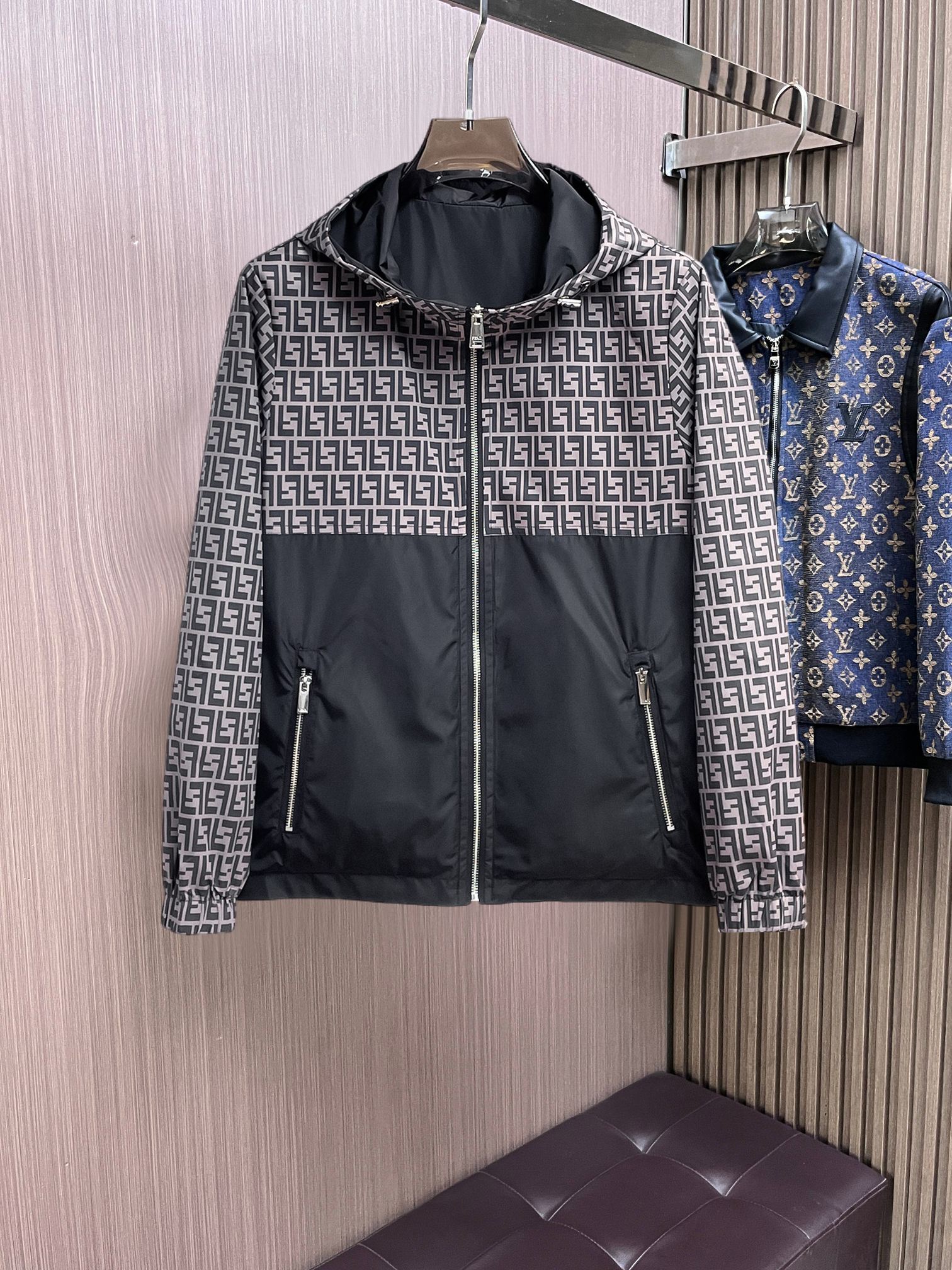 NO:761750,Same style as Fendi official website, on sale in advance!  2026ss spring new men's reversible jacket, original single and three-label complete high-end version!  With hidden hood, custom-made fabrics at the counter, highly breathable and comfortable, impeccable details, brand element design concept, reflecting high quality. It feels delicate and soft!  It presents a casual cut and the upper body shape is awesome!  Size M～3XL, maximum wearing capacity is 195kg.,,fendi,jackets & coats,jackets & coats,hats,19860909芬迪 官网同款,提前发售！2026ss开春新款男士双面穿夹克外套,原单三标齐全高端版本！带隐藏帽,专柜定制面料 透气舒适度高,细节无可挑剔,品牌元素设计理念,体现高品质.手感细腻柔软！呈现休闲裁剪,上身版型超赞！码数M～3XL,最大穿195斤.,,fendi,jackets & coats,jackets & coats,hats,,Men's clothing