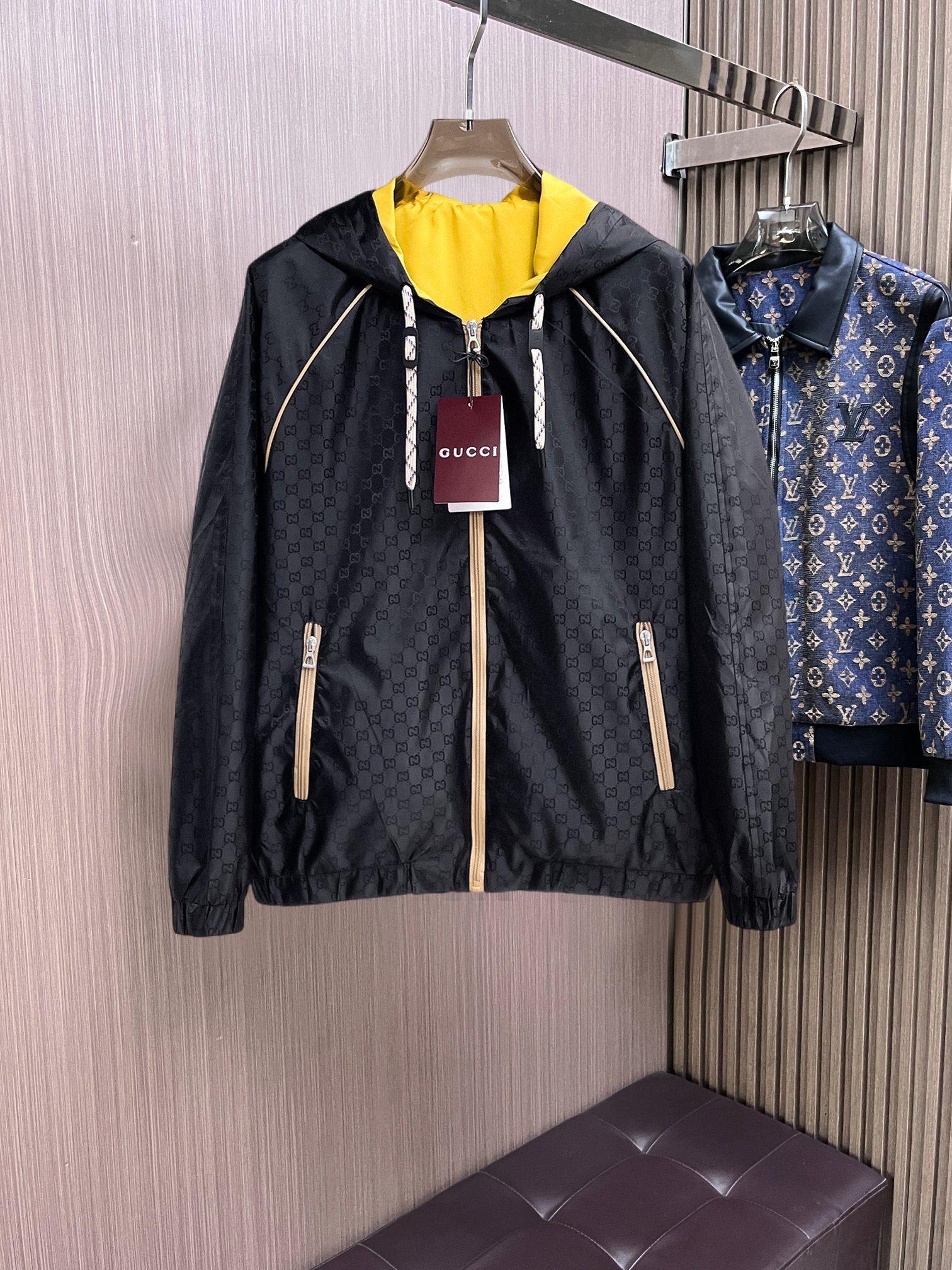 NO:761757,Same style as Gucci official website, on sale in advance!  2026ss spring new men's reversible jacket, original single and three-label complete high-end version!  With hidden hood, custom-made fabrics at the counter, highly breathable and comfortable, impeccable details, brand element design concept, reflecting high quality. It feels delicate and soft!  It presents a casual cut and the upper body shape is awesome!  Size M～3XL, maximum wearing capacity is 195 catties.,,jackets & coats,jackets & coats,hats,19860909古奇 官网同款,提前发售！2026ss开春新款男士双面穿夹克外套,原单三标齐全高端版本！带隐藏帽,专柜定制面料 透气舒适度高,细节无可挑剔,品牌元素设计理念,体现高品质.手感细腻柔软！呈现休闲裁剪,上身版型超赞！码数M～3XL,最大穿195斤.,,jackets & coats,jackets & coats,hats,,Men's clothing