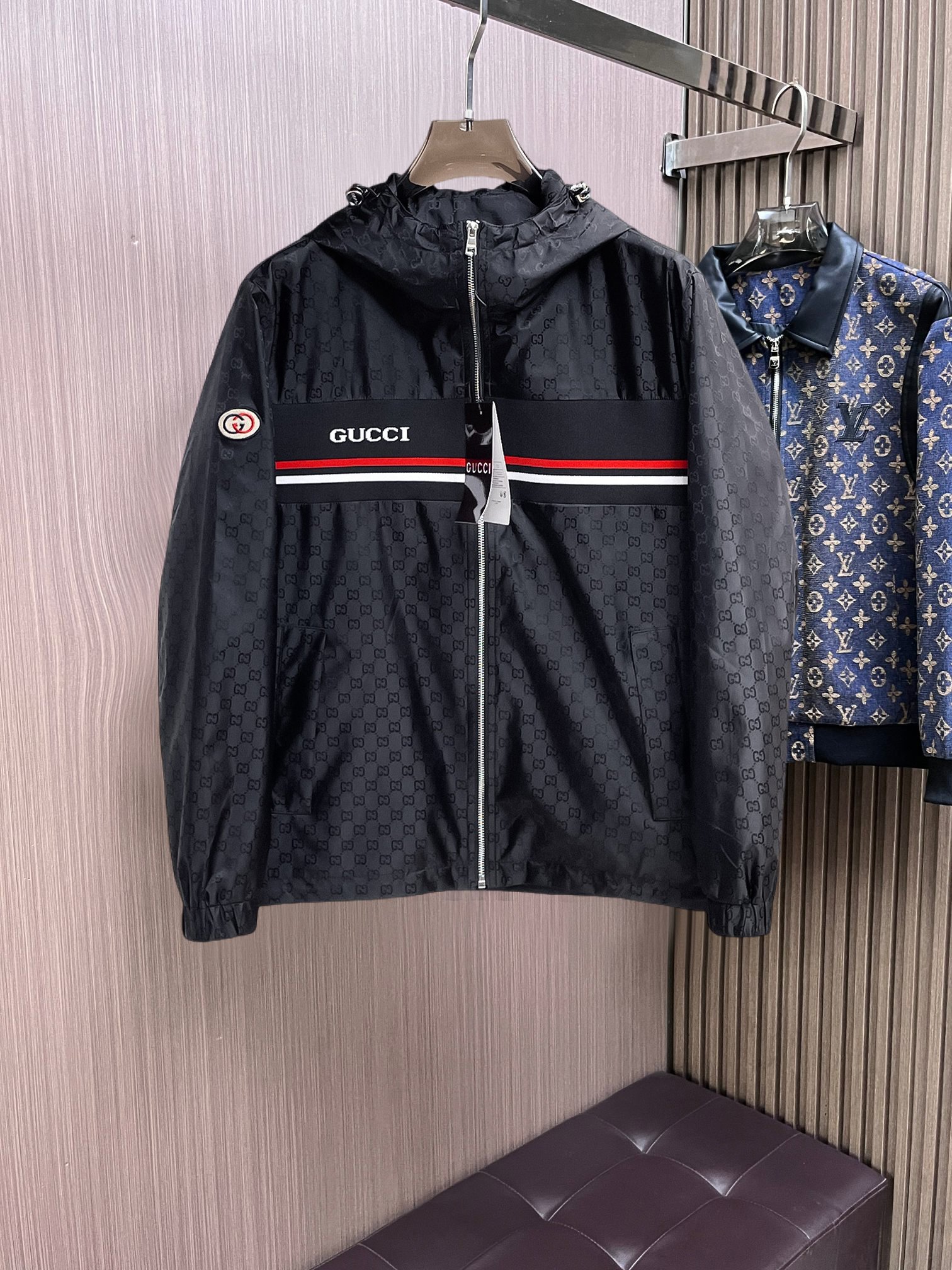 NO:761763,Same style as Gucci official website, on sale in advance!  2026ss new spring men's jackets, original high-end version with three standards!  With hidden hood, custom-made fabrics at the counter, highly breathable and comfortable, impeccable details, brand element design concept, reflecting high quality. It feels delicate and soft!  It presents a casual cut and the upper body shape is awesome!  Size M～3XL, maximum wearing capacity is 195 catties.,,jackets & coats,jackets & coats,hats,19860909古奇 官网同款,提前发售！2026ss开春新款男士夹克外套,原单三标齐全高端版本！带隐藏帽,专柜定制面料 透气舒适度高,细节无可挑剔,品牌元素设计理念,体现高品质.手感细腻柔软！呈现休闲裁剪,上身版型超赞！码数M～3XL,最大穿195斤.,,jackets & coats,jackets & coats,hats,,Men's clothing