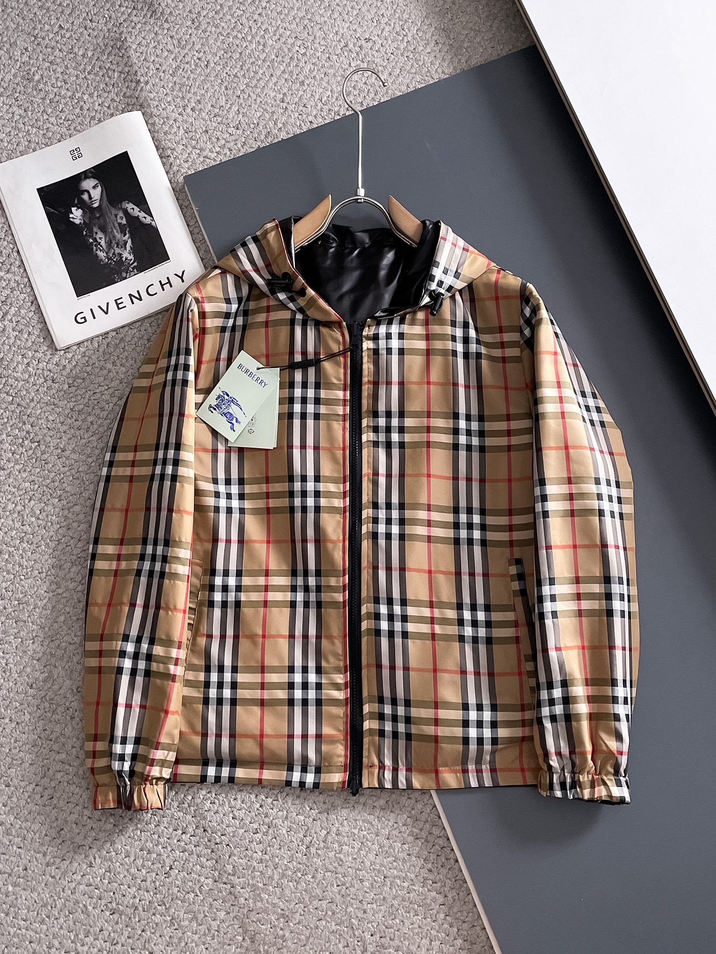Burberry 巴宝莉 提前发售 2026ss开春新款男士双面穿夹克外套 三标齐全高端版本 带隐藏帽