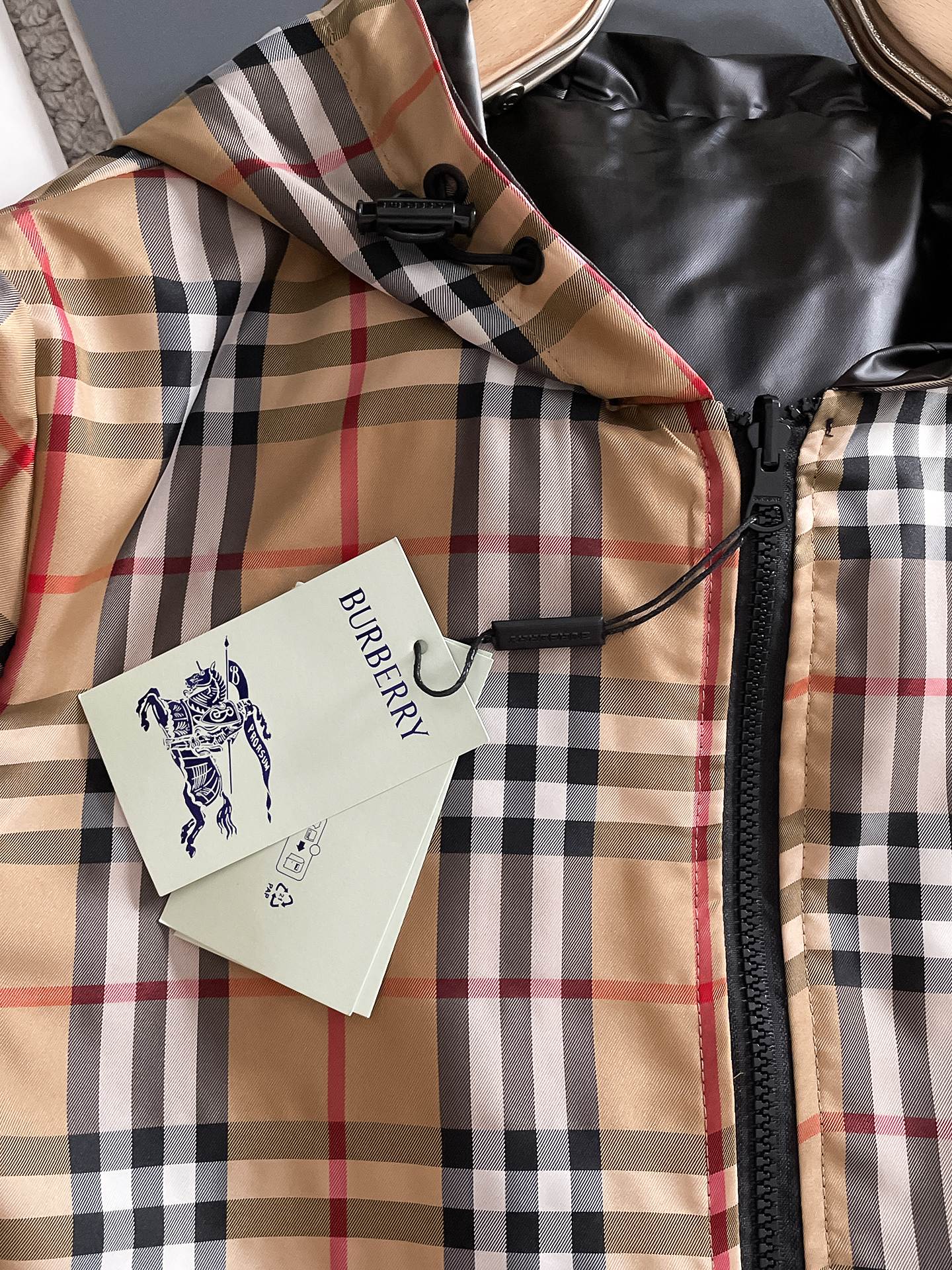 Burberry 巴宝莉 提前发售 2026ss开春新款男士双面穿夹克外套 三标齐全高端版本 带隐藏帽
