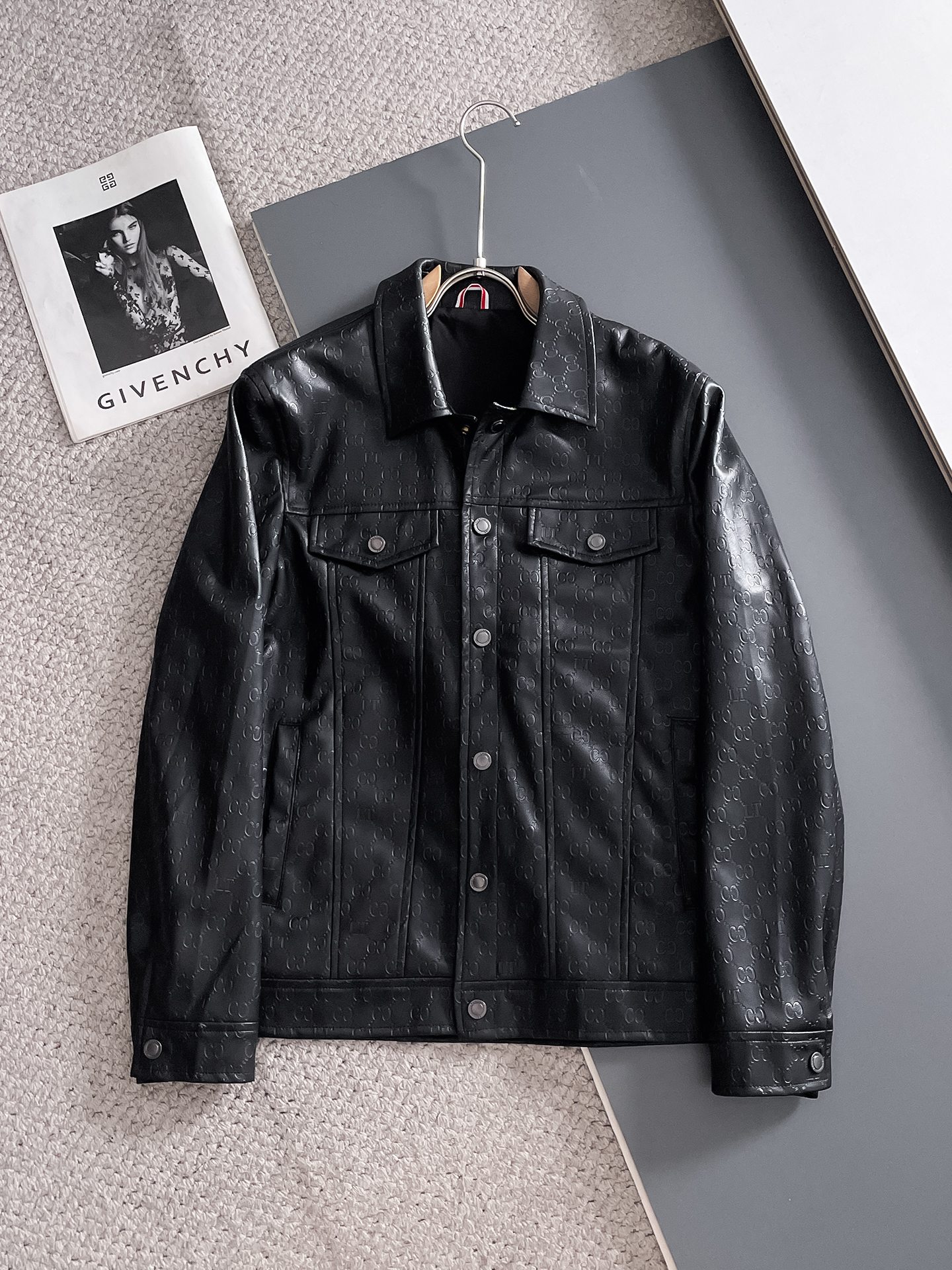 NO:907755,Gucci (high-end quality) 2026 early autumn new stylish casual leather jacket, imported original technical fabrics, comfortable and breathable upper body, exquisite hand-embroidered letter logo on the chest, unique design reversible style, digital positioning printing technology on the reverse, highlighting the personality of young people, original hardware accessories, extremely high-grade, handsome upper body!  M-3XL,,jackets & coats,jackets & coats,leather jacket,19860909古奇（高端品质）2026早秋新品时尚休闲皮衣夹克外套,进口原版科技面料,上身舒适透气,胸前精致手工刺绣工艺字母logo,独特设计两面穿风格,反面数码定位印花工艺,彰显了年轻人的个性,原版五金辅料,档次极高,上身帅气十足！M-3XL,,jackets & coats,jackets & coats,leather jacket,,Men's clothing