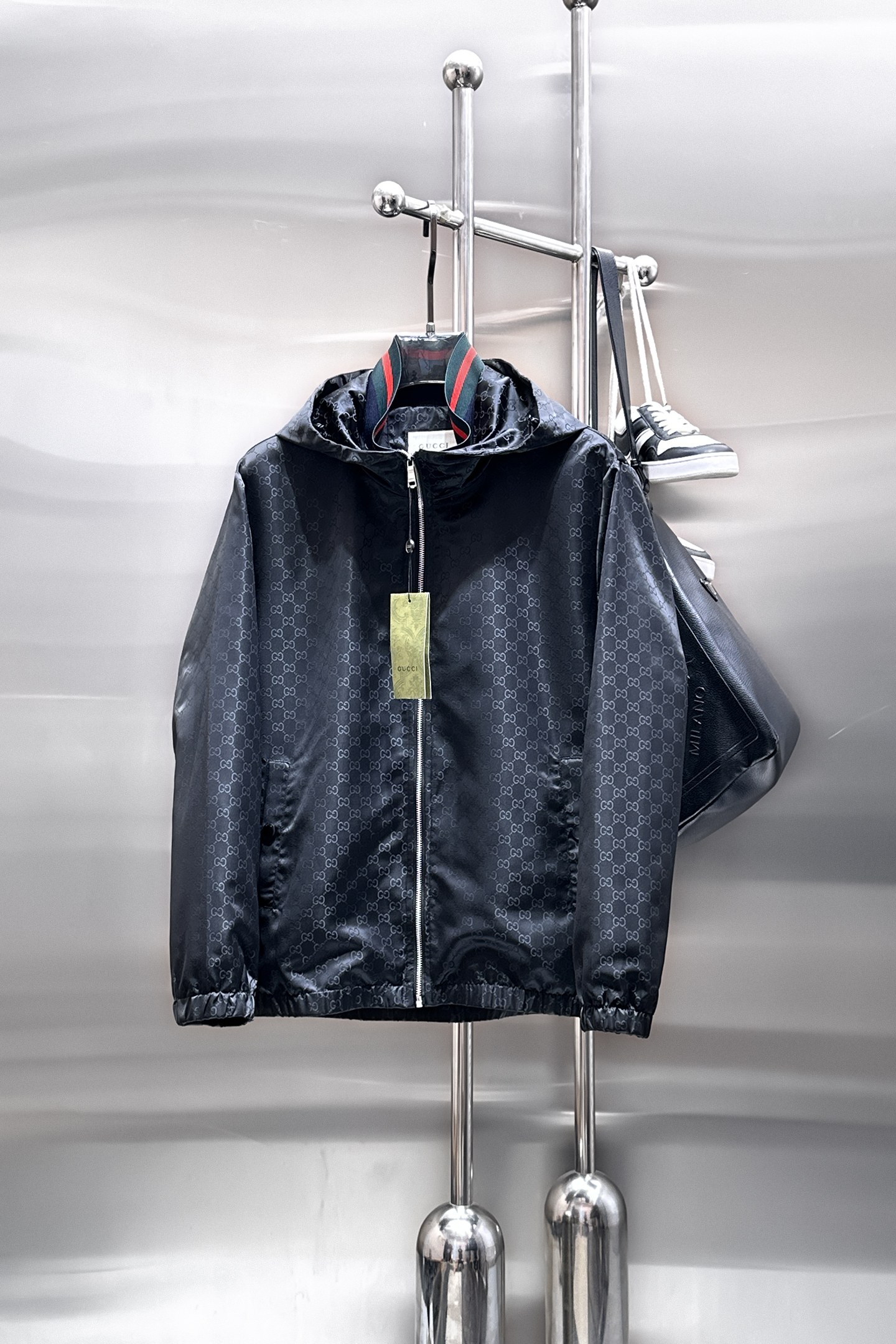 NO:849776,Same style as Gucci official website, on sale in advance!  2026ss new spring men's jackets, original high-end version with three standards!  With hidden hood, custom-made fabrics at the counter, highly breathable and comfortable, impeccable details, brand element design concept, reflecting high quality. It feels delicate and soft!  It presents a casual cut and the upper body shape is awesome!  Size M～3XL, maximum wearing capacity is 195 catties.,,jackets & coats,jackets & coats,hats,19860909古奇 官网同款,提前发售！2026ss开春新款男士夹克外套,原单三标齐全高端版本！带隐藏帽,专柜定制面料 透气舒适度高,细节无可挑剔,品牌元素设计理念,体现高品质.手感细腻柔软！呈现休闲裁剪,上身版型超赞！码数M～3XL,最大穿195斤.,,jackets & coats,jackets & coats,hats,,Men's clothing