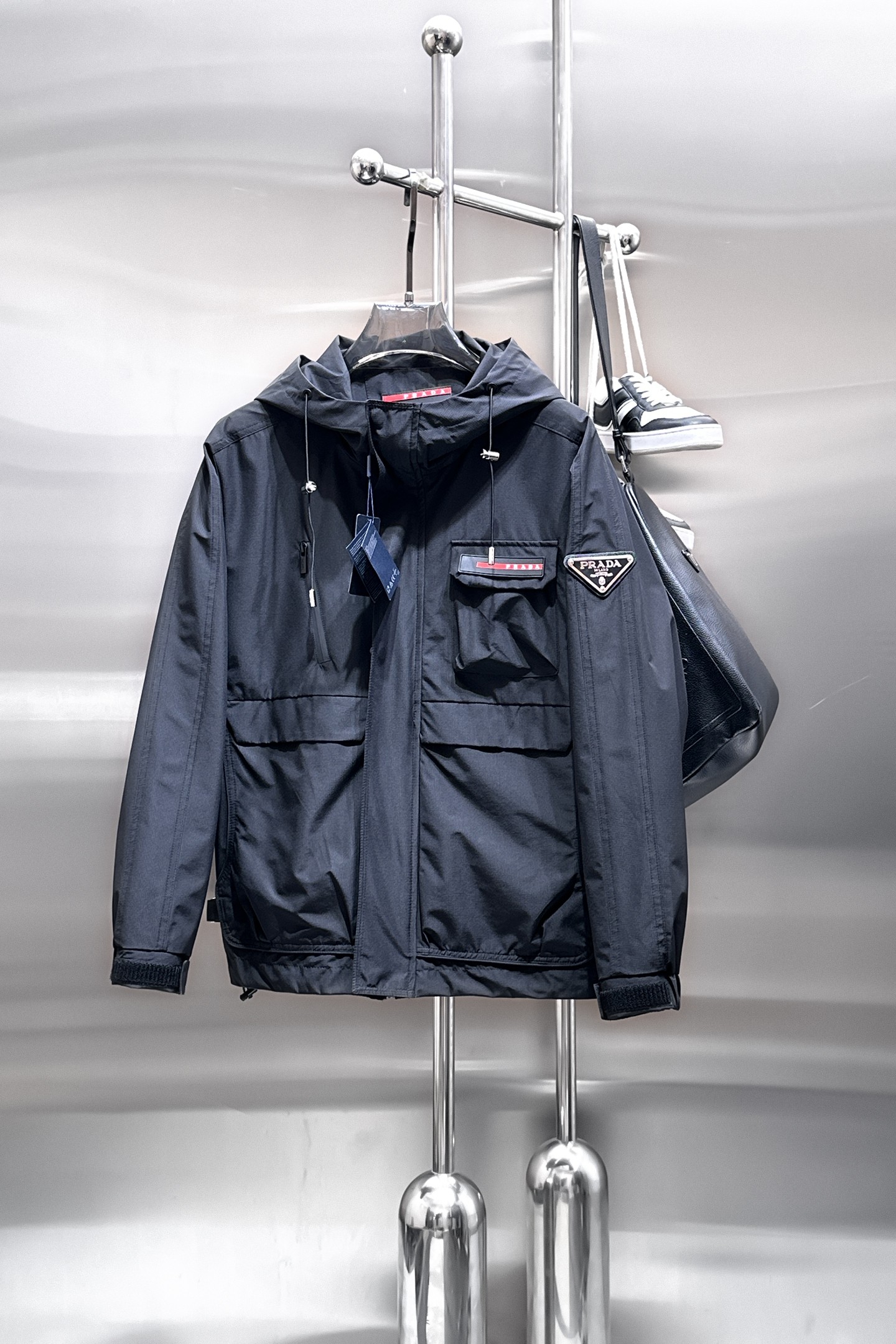 NO:849774,Same style as Prada official website, on sale in advance!  2026ss new spring men's jackets, original high-end version with three standards!  With hidden hood, custom-made fabrics at the counter, highly breathable and comfortable, impeccable details, brand element design concept, reflecting high quality. It feels delicate and soft!  It presents a casual cut and the upper body shape is awesome!  Size M～3XL, maximum wearing capacity is 195 catties.,,prada,jackets & coats,jackets & coats,hats,19860909普拉达 官网同款,提前发售！2026ss开春新款男士夹克外套,原单三标齐全高端版本！带隐藏帽,专柜定制面料 透气舒适度高,细节无可挑剔,品牌元素设计理念,体现高品质.手感细腻柔软！呈现休闲裁剪,上身版型超赞！码数M～3XL,最大穿195斤.,,prada,jackets & coats,jackets & coats,hats,,Men's clothing