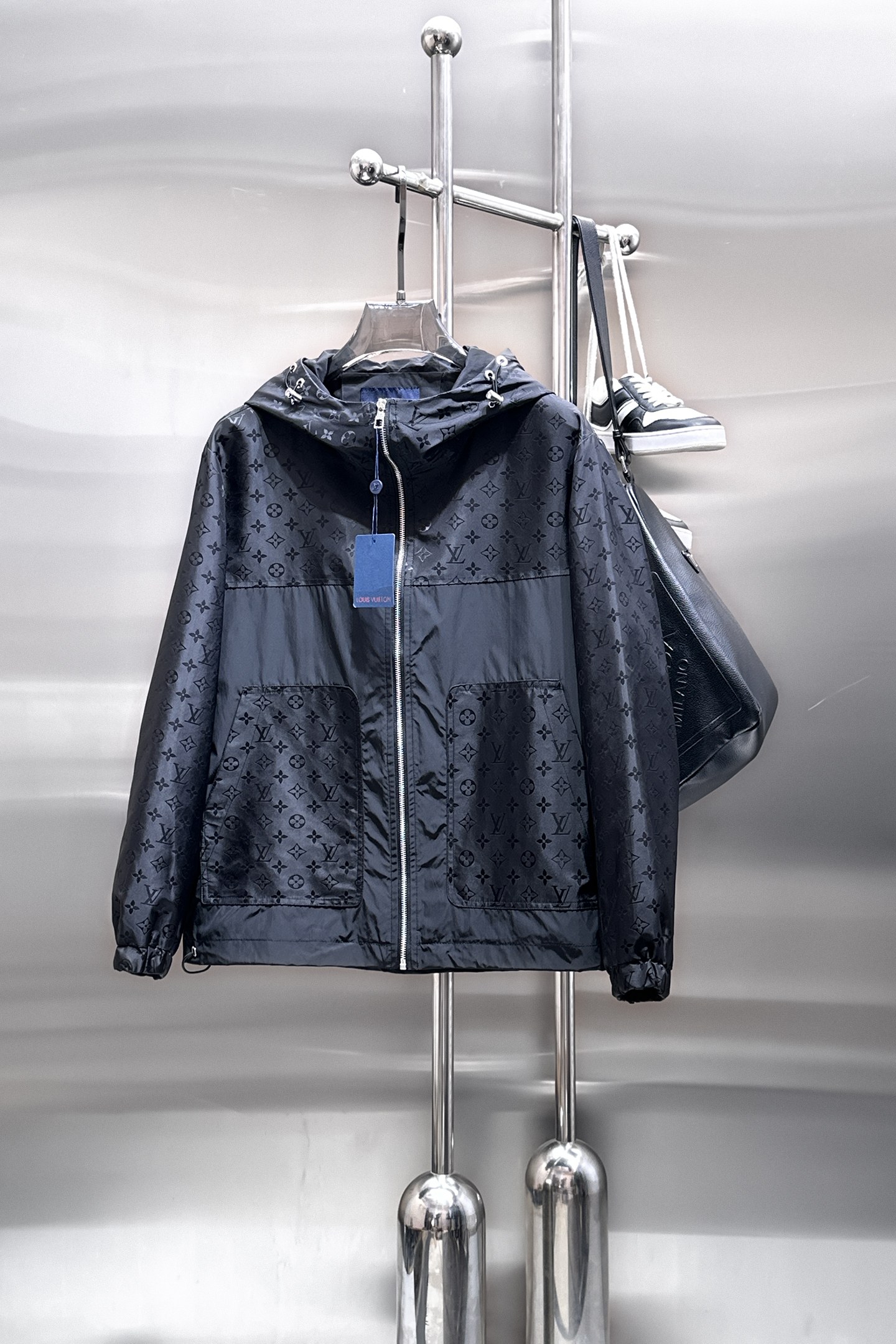 NO:849773,Same style as on LV official website, on sale in advance!  2026ss new spring men's jackets, original high-end version with three standards!  With hidden hood, custom-made fabrics at the counter, highly breathable and comfortable, impeccable details, brand element design concept, reflecting high quality. It feels delicate and soft!  It presents a casual cut and the upper body shape is awesome!  Size M～3XL, maximum wear is 195kg.,,louis vuitton,jackets & coats,jackets & coats,hats,19860909LV 官网同款,提前发售！2026ss开春新款男士夹克外套,原单三标齐全高端版本！带隐藏帽,专柜定制面料 透气舒适度高,细节无可挑剔,品牌元素设计理念,体现高品质.手感细腻柔软！呈现休闲裁剪,上身版型超赞！码数M～3XL,最大穿195斤.,,louis vuitton,jackets & coats,jackets & coats,hats,,Men's clothing