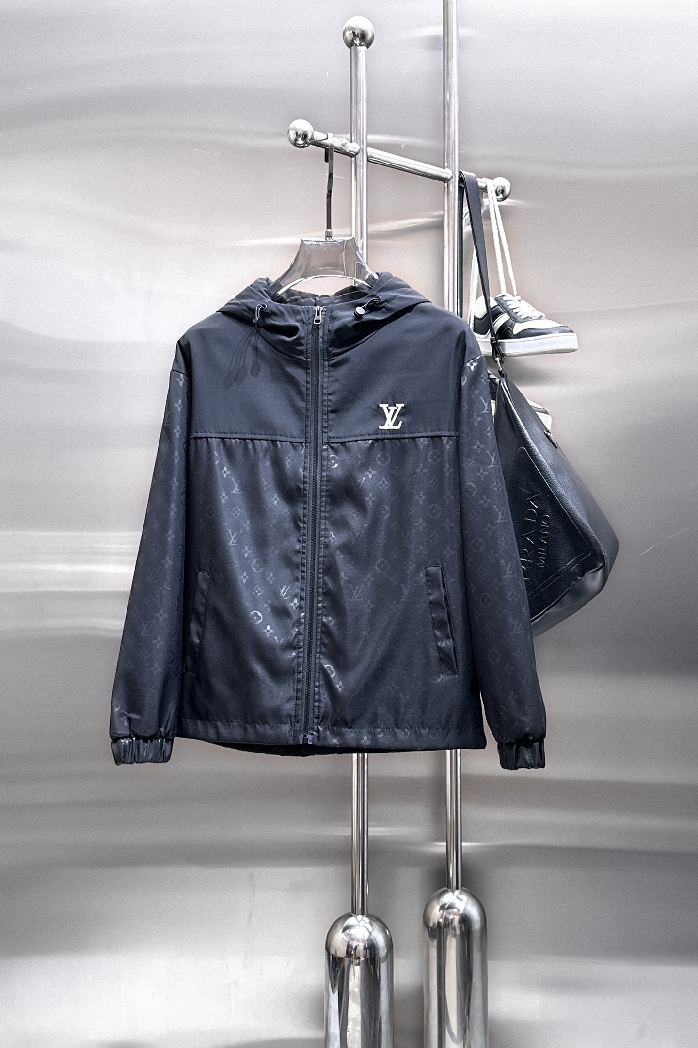 NO:876692,Same style as on LV official website, on sale in advance!  2026ss new spring men's jackets, original high-end version with three standards!  With hidden hood, custom-made fabrics at the counter, highly breathable and comfortable, impeccable details, brand element design concept, reflecting high quality. It feels delicate and soft!  It presents a casual cut and the upper body shape is awesome!  Size M～3XL, maximum wear is 195kg.,,louis vuitton,jackets & coats,jackets & coats,hats,19860909LV 官网同款,提前发售！2026ss开春新款男士夹克外套,原单三标齐全高端版本！带隐藏帽,专柜定制面料 透气舒适度高,细节无可挑剔,品牌元素设计理念,体现高品质.手感细腻柔软！呈现休闲裁剪,上身版型超赞！码数M～3XL,最大穿195斤.,,louis vuitton,jackets & coats,jackets & coats,hats,,Men's clothing