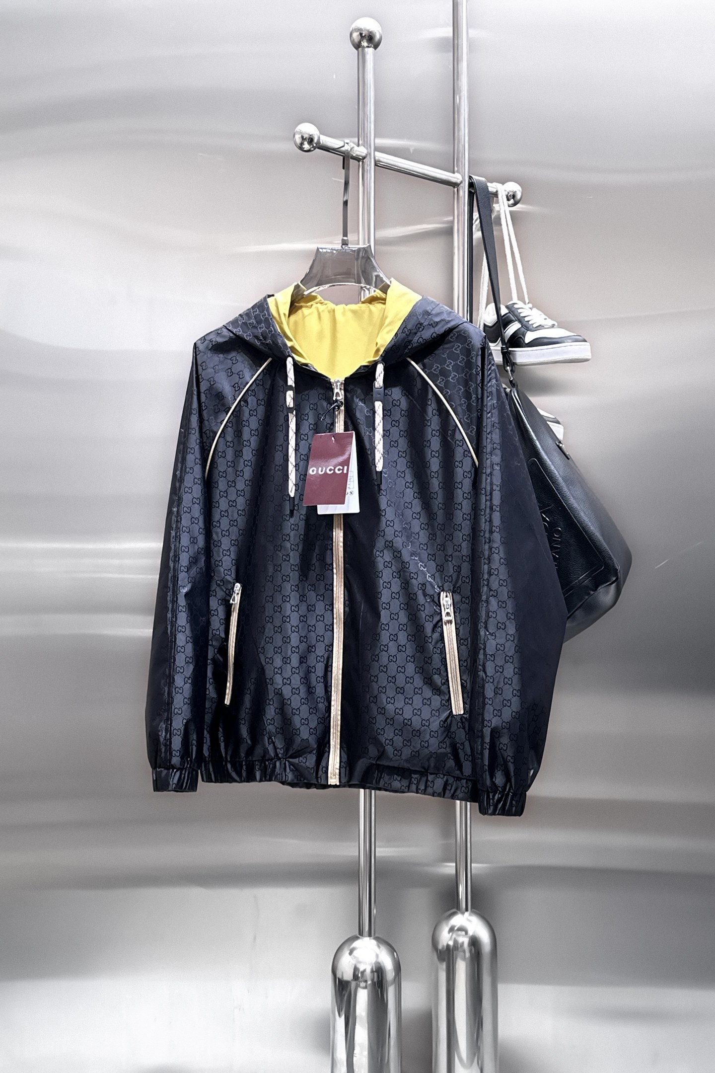 NO:849770,Same style as Gucci official website, on sale in advance!  2026ss new spring men's jackets, original high-end version with three standards!  With hidden hood, custom-made fabrics at the counter, highly breathable and comfortable, impeccable details, brand element design concept, reflecting high quality. It feels delicate and soft!  It presents a casual cut and the upper body shape is awesome!  Size M～3XL, maximum wearing capacity is 195 catties.,,jackets & coats,jackets & coats,hats,19860909古奇 官网同款,提前发售！2026ss开春新款男士夹克外套,原单三标齐全高端版本！带隐藏帽,专柜定制面料 透气舒适度高,细节无可挑剔,品牌元素设计理念,体现高品质.手感细腻柔软！呈现休闲裁剪,上身版型超赞！码数M～3XL,最大穿195斤.,,jackets & coats,jackets & coats,hats,,Men's clothing