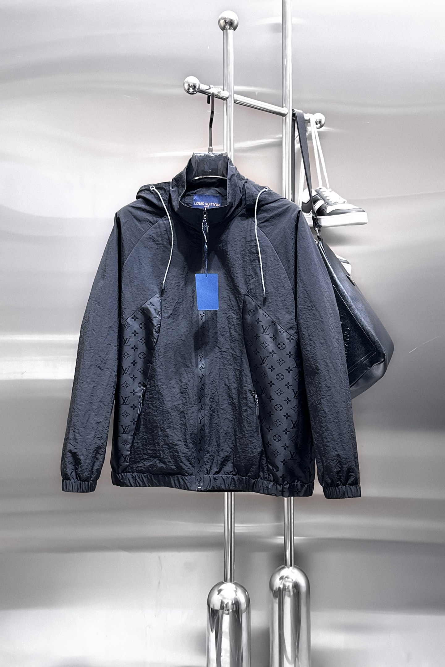 NO:849760,Same style as on LV official website, on sale in advance!  2026ss new spring men's jackets, original high-end version with three standards!  With hidden hood, custom-made fabrics at the counter, highly breathable and comfortable, impeccable details, brand element design concept, reflecting high quality. It feels delicate and soft!  It presents a casual cut and the upper body shape is awesome!  Size M～3XL, maximum wear is 195kg.,,louis vuitton,jackets & coats,jackets & coats,hats,19860909LV 官网同款,提前发售！2026ss开春新款男士夹克外套,原单三标齐全高端版本！带隐藏帽,专柜定制面料 透气舒适度高,细节无可挑剔,品牌元素设计理念,体现高品质.手感细腻柔软！呈现休闲裁剪,上身版型超赞！码数M～3XL,最大穿195斤.,,louis vuitton,jackets & coats,jackets & coats,hats,,Men's clothing
