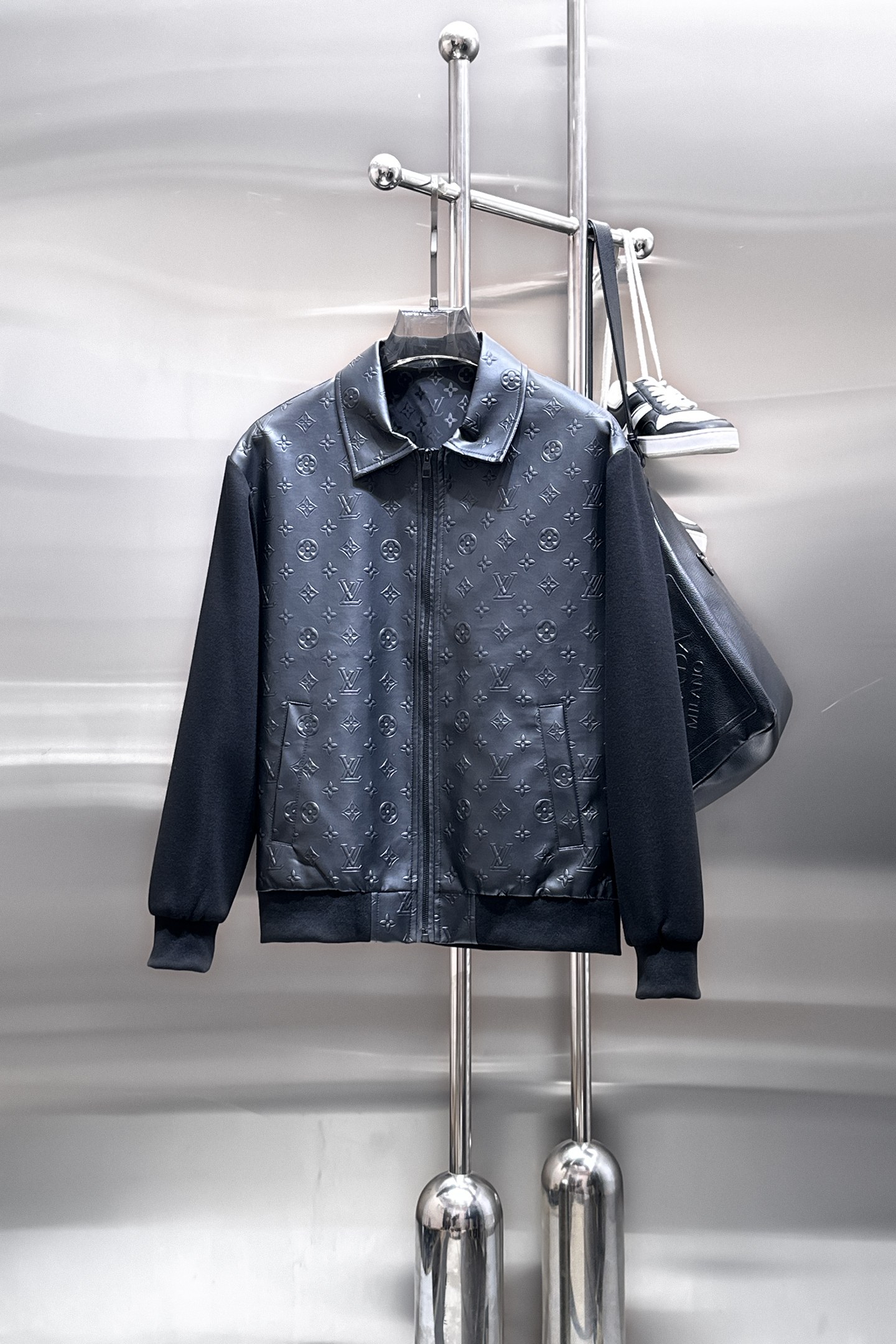 NO:849778,Hot item for spring, LV (high-end quality) new fashion casual leather jacket for early spring, imported original technical fabrics, comfortable and breathable upper body, exquisite hand-embroidered letter logo on the chest, unique design reversible style, digital positioning printing technology on the reverse, highlighting the personality of young people, original hardware accessories, extremely high-grade, handsome upper body!  M-3XL,,louis vuitton,jackets & coats,jackets & coats,leather jacket,19860909开春爆款, LV（高端品质）早春新品时尚休闲皮衣夹克外套,进口原版科技面料,上身舒适透气,胸前精致手工刺绣工艺字母logo,独特设计两面穿风格,反面数码定位印花工艺,彰显了年轻人的个性,原版五金辅料,档次极高,上身帅气十足！M-3XL,,louis vuitton,jackets & coats,jackets & coats,leather jacket,,Men's clothing