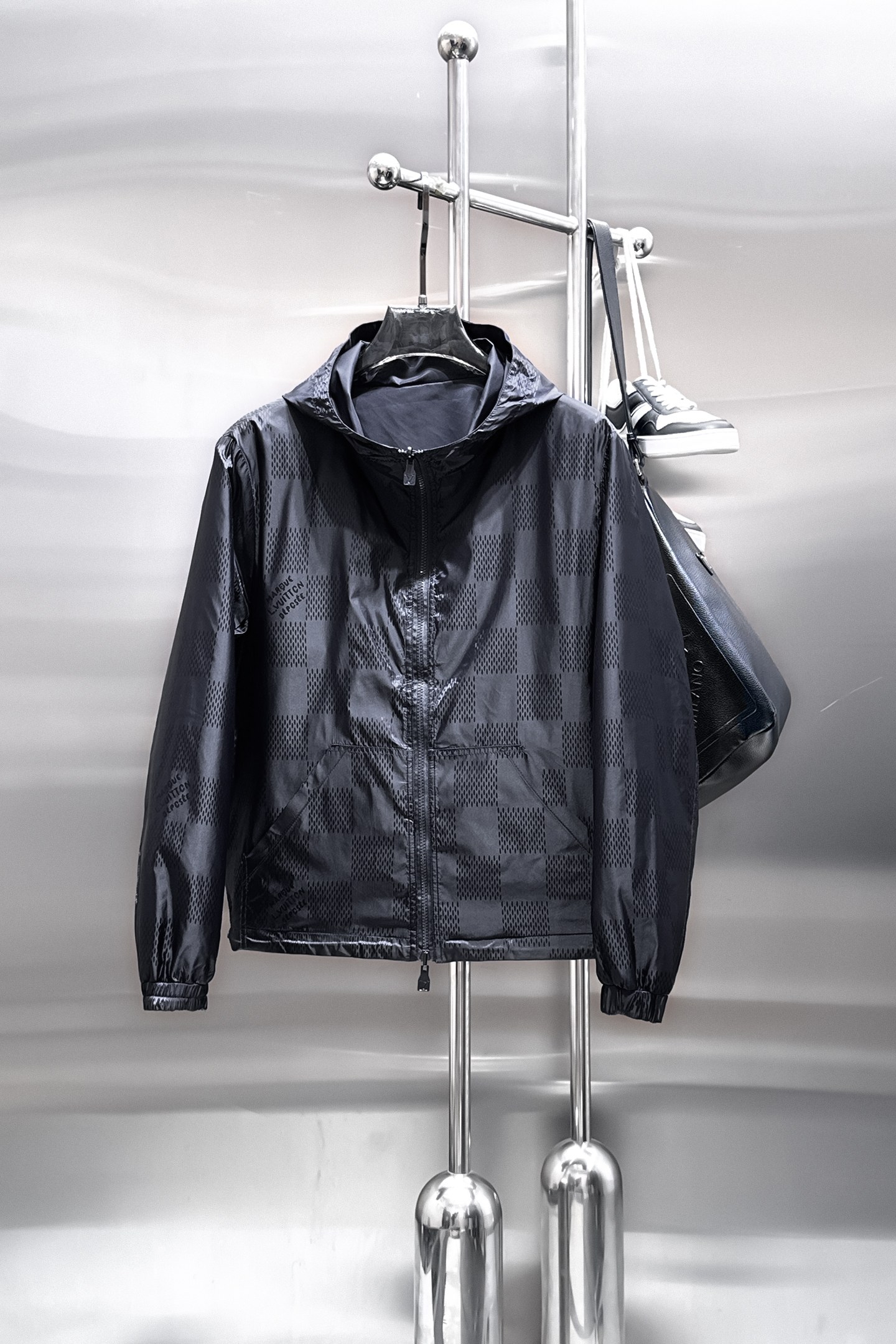 NO:849780,Same style as on LV official website, on sale in advance!  2026ss spring new men's reversible jacket, original single and three-label complete high-end version!  With hidden hood, custom-made fabrics at the counter, highly breathable and comfortable, impeccable details, brand element design concept, reflecting high quality. It feels delicate and soft!  It presents a casual cut and the upper body shape is awesome!  Size M～3XL, maximum wear is 195kg.,,louis vuitton,jackets & coats,jackets & coats,hats,19860909LV 官网同款,提前发售！2026ss开春新款男士双面穿夹克外套,原单三标齐全高端版本！带隐藏帽,专柜定制面料 透气舒适度高,细节无可挑剔,品牌元素设计理念,体现高品质.手感细腻柔软！呈现休闲裁剪,上身版型超赞！码数M～3XL,最大穿195斤.,,louis vuitton,jackets & coats,jackets & coats,hats,,Men's clothing