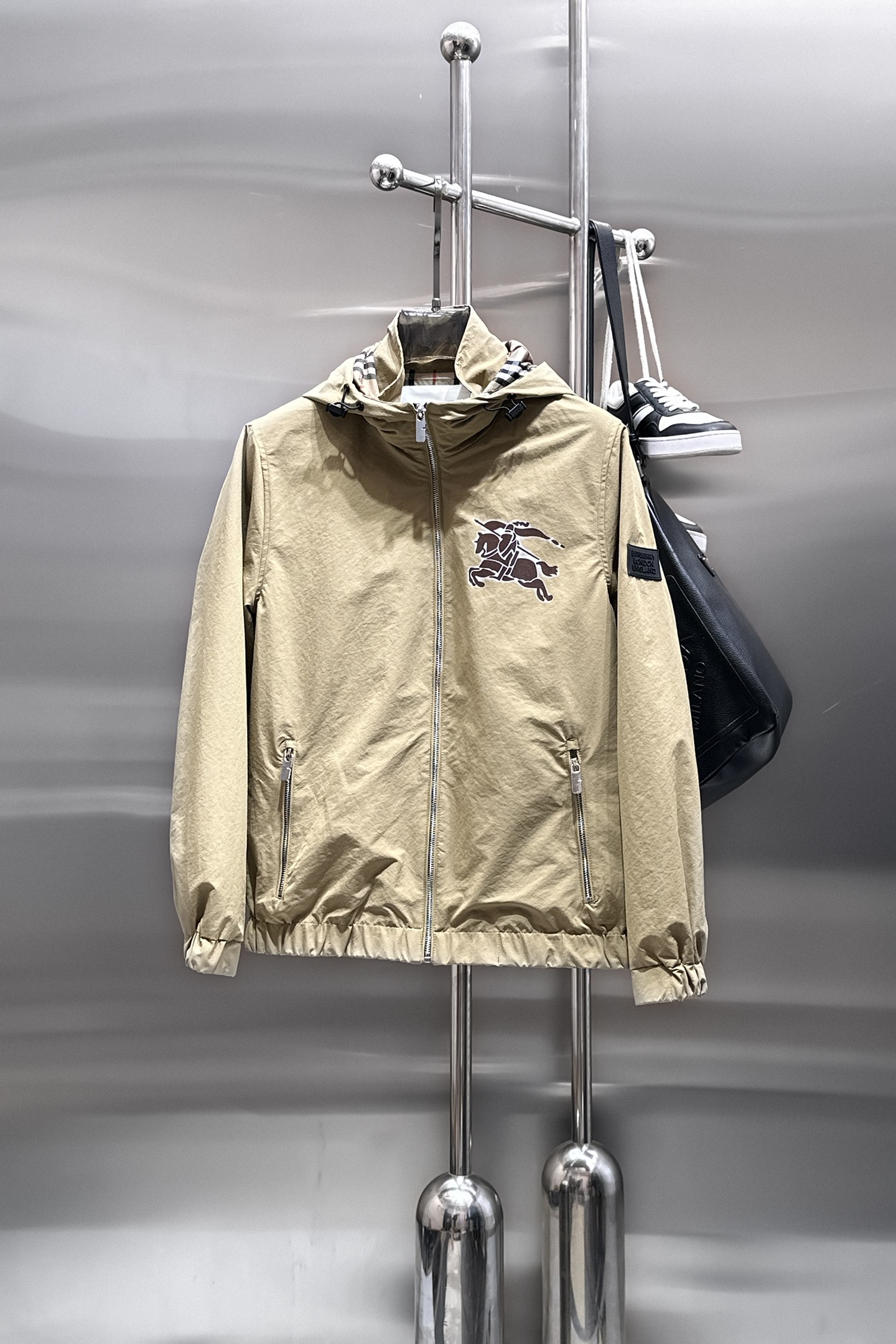 NO:849763,Same style as Burberry official website, on sale in advance!  2026ss new spring men's jackets, original high-end version with three standards!  With hidden hood, custom-made fabrics at the counter, highly breathable and comfortable, impeccable details, brand element design concept, reflecting high quality. It feels delicate and soft!  It presents a casual cut and the upper body shape is awesome!  Size M～3XL, maximum wearing capacity is 195 catties.,,burberry,jackets & coats,jackets & coats,hats,19860909巴宝莉 官网同款,提前发售！2026ss开春新款男士夹克外套,原单三标齐全高端版本！带隐藏帽,专柜定制面料 透气舒适度高,细节无可挑剔,品牌元素设计理念,体现高品质.手感细腻柔软！呈现休闲裁剪,上身版型超赞！码数M～3XL,最大穿195斤.,,burberry,jackets & coats,jackets & coats,hats,,Men's clothing