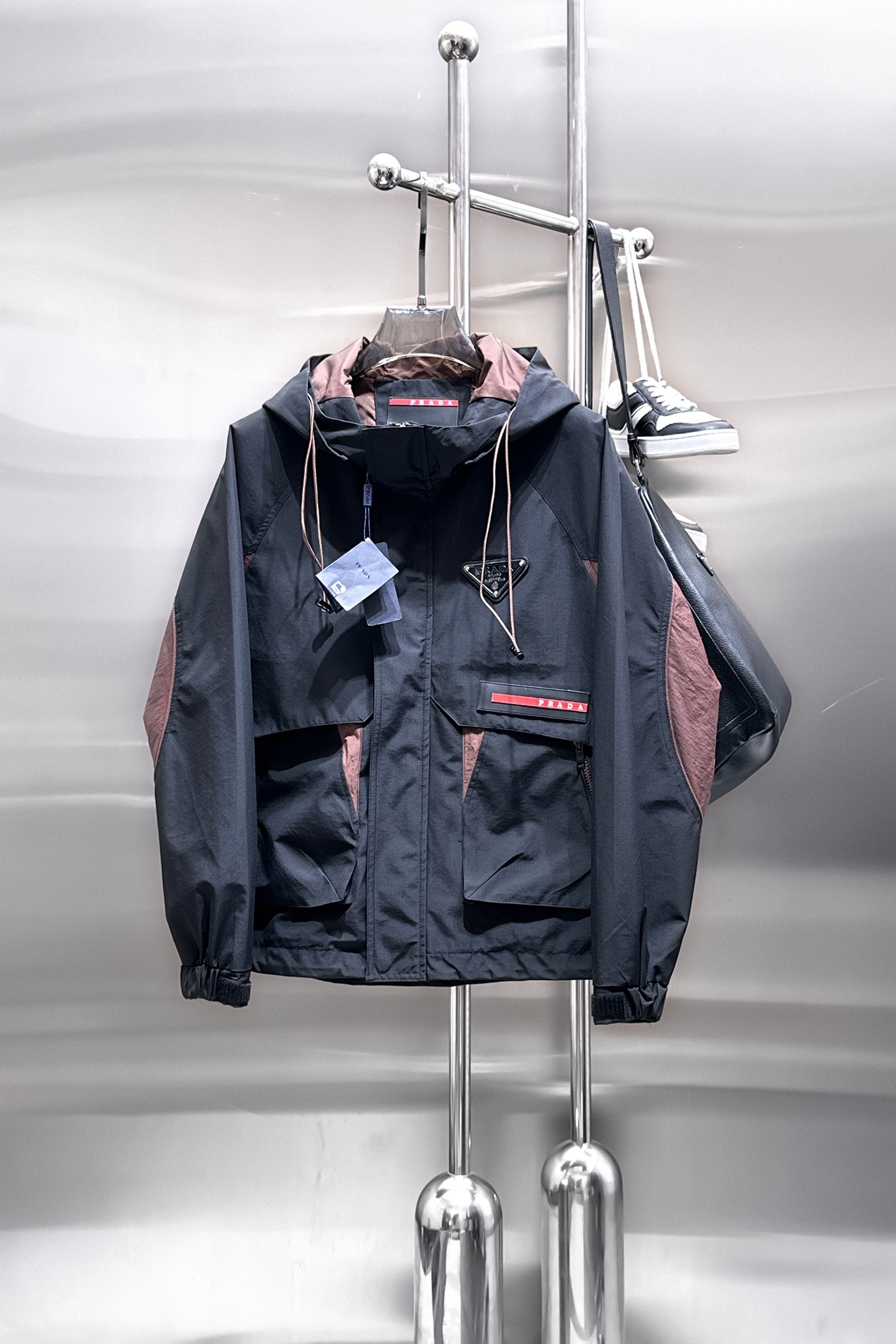 NO:849766,Same style as Prada official website, on sale in advance!  2026ss new spring men's jackets, original high-end version with three standards!  With hidden hood, custom-made fabrics at the counter, highly breathable and comfortable, impeccable details, brand element design concept, reflecting high quality. It feels delicate and soft!  It presents a casual cut and the upper body shape is awesome!  Size M～3XL, maximum wearing capacity is 195 catties.,,prada,jackets & coats,jackets & coats,hats,19860909普拉达 官网同款,提前发售！2026ss开春新款男士夹克外套,原单三标齐全高端版本！带隐藏帽,专柜定制面料 透气舒适度高,细节无可挑剔,品牌元素设计理念,体现高品质.手感细腻柔软！呈现休闲裁剪,上身版型超赞！码数M～3XL,最大穿195斤.,,prada,jackets & coats,jackets & coats,hats,,Men's clothing