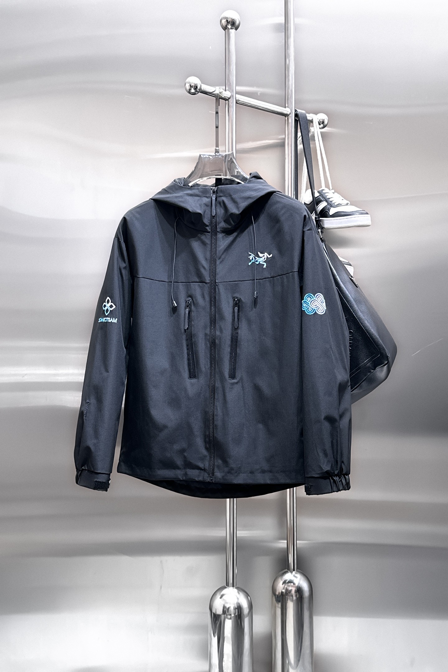 NO:849769,Same style as Arc’teryx official website, on sale in advance!  2026ss new spring men's jackets, original high-end version with three standards!  With hidden hood, custom-made fabrics at the counter, highly breathable and comfortable, impeccable details, brand element design concept, reflecting high quality. It feels delicate and soft!  It presents a casual cut and the upper body shape is awesome!  Size M～3XL, maximum wearing capacity is 195 catties.,arc'teryx,jackets & coats,jackets & coats,hats,19860909始祖鸟 官网同款,提前发售！2026ss开春新款男士夹克外套,原单三标齐全高端版本！带隐藏帽,专柜定制面料 透气舒适度高,细节无可挑剔,品牌元素设计理念,体现高品质.手感细腻柔软！呈现休闲裁剪,上身版型超赞！码数M～3XL,最大穿195斤.,arc'teryx,jackets & coats,jackets & coats,hats,,Men's clothing