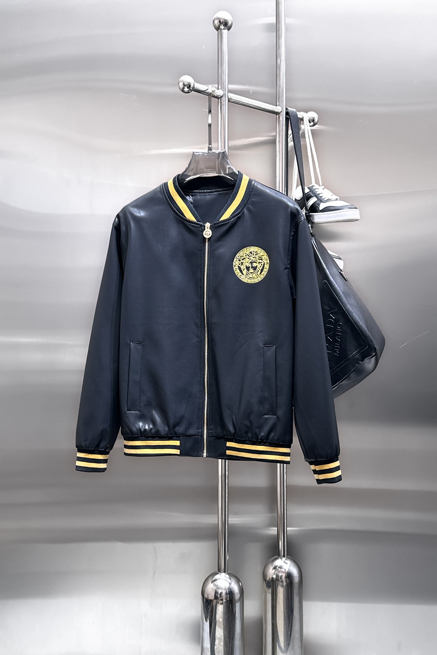 NO:849757,Hot spring style, Versace (high-end quality) early spring new fashionable casual leather jacket, imported original technical fabrics, comfortable and breathable upper body, exquisite hand-embroidered letter logo on the chest, unique design reversible style, digital positioning printing technology on the reverse, highlighting the personality of young people, original hardware accessories, extremely high-grade, handsome upper body!  M-3XL,,versace,jackets & coats,jackets & coats,leather jacket,19860909开春爆款, 范思哲（高端品质）早春新品时尚休闲皮衣夹克外套,进口原版科技面料,上身舒适透气,胸前精致手工刺绣工艺字母logo,独特设计两面穿风格,反面数码定位印花工艺,彰显了年轻人的个性,原版五金辅料,档次极高,上身帅气十足！M-3XL,,versace,jackets & coats,jackets & coats,leather jacket,,Men's clothing
