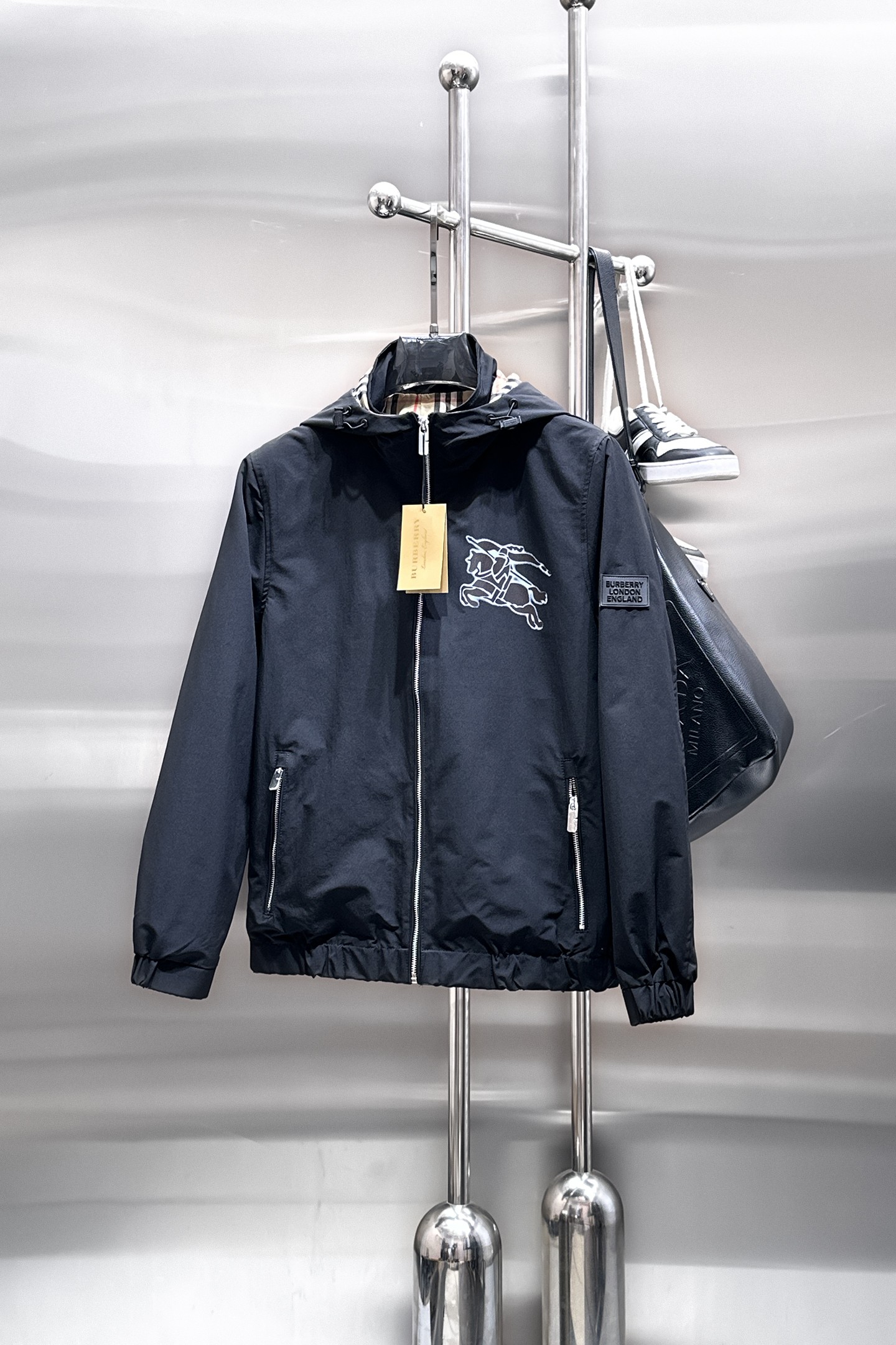 NO:849772,Same style as Burberry official website, on sale in advance!  2026ss new spring men's jackets, original high-end version with three standards!  With hidden hood, custom-made fabrics at the counter, highly breathable and comfortable, impeccable details, brand element design concept, reflecting high quality. It feels delicate and soft!  It presents a casual cut and the upper body shape is awesome!  Size M～3XL, maximum wearing capacity is 195 catties.,,burberry,jackets & coats,jackets & coats,hats,19860909巴宝莉 官网同款,提前发售！2026ss开春新款男士夹克外套,原单三标齐全高端版本！带隐藏帽,专柜定制面料 透气舒适度高,细节无可挑剔,品牌元素设计理念,体现高品质.手感细腻柔软！呈现休闲裁剪,上身版型超赞！码数M～3XL,最大穿195斤.,,burberry,jackets & coats,jackets & coats,hats,,Men's clothing