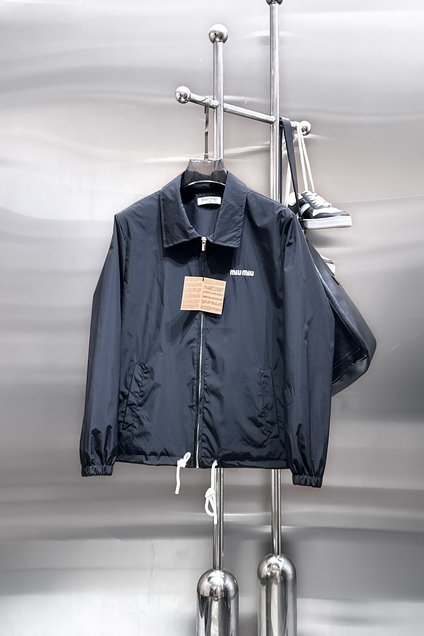 NO:849746,The same style on the miumiu official website, on sale in advance!  2026ss new spring men's jackets, original high-end version with three standards!  With hidden hood, custom-made fabrics at the counter, highly breathable and comfortable, impeccable details, brand element design concept, reflecting high quality. It feels delicate and soft!  It presents a casual cut and the upper body shape is awesome!  Size M～3XL, maximum wearing capacity is 195 catties.,,miumiu,jackets & coats,jackets & coats,hats,19860909miumiu 官网同款,提前发售！2026ss开春新款男士夹克外套,原单三标齐全高端版本！带隐藏帽,专柜定制面料 透气舒适度高,细节无可挑剔,品牌元素设计理念,体现高品质.手感细腻柔软！呈现休闲裁剪,上身版型超赞！码数M～3XL,最大穿195斤.,,miumiu,jackets & coats,jackets & coats,hats,,Men's clothing