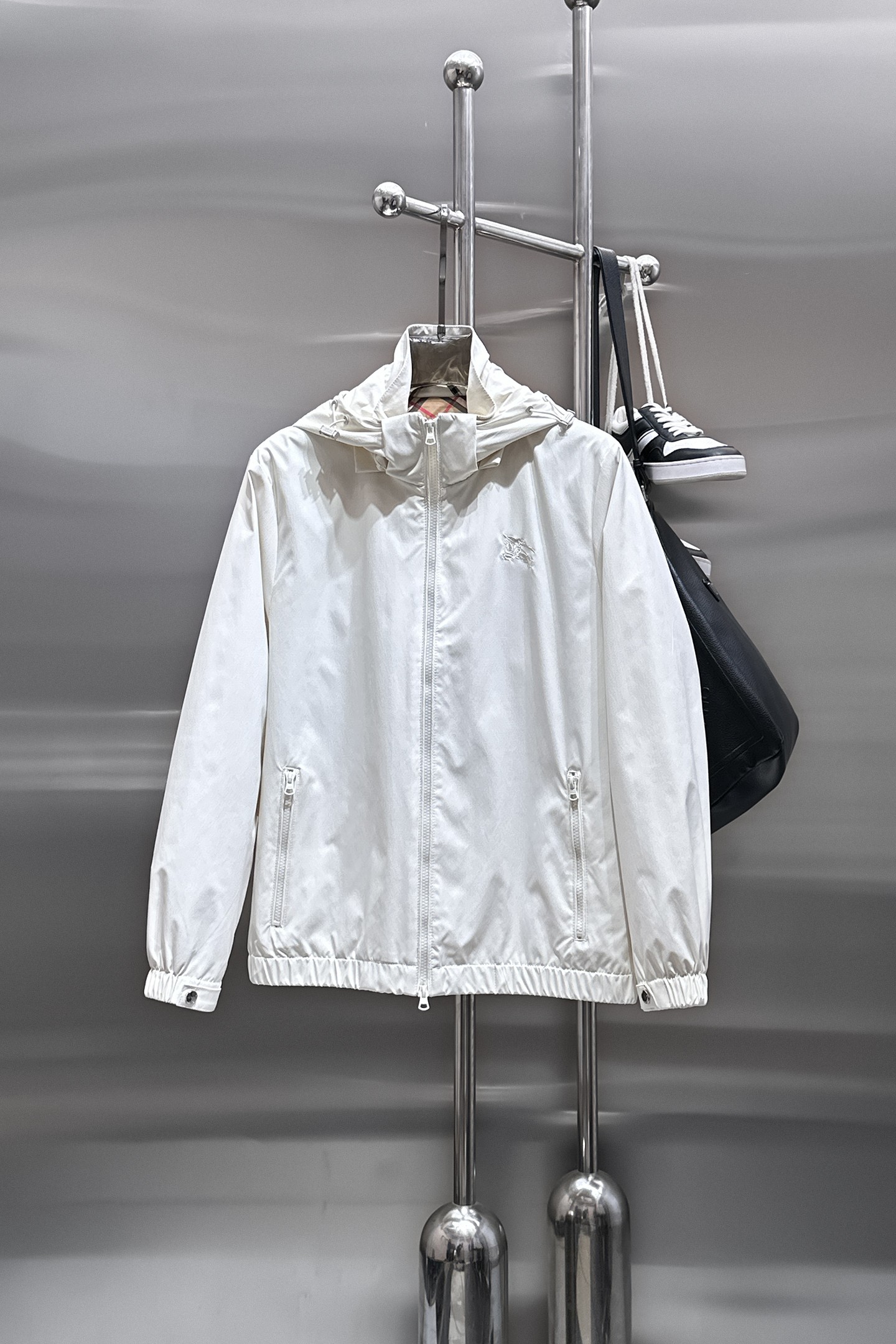 NO:849748,Same style as Burberry official website, on sale in advance!  2026ss new spring men's jackets, original high-end version with three standards!  With hidden hood, custom-made fabrics at the counter, highly breathable and comfortable, impeccable details, brand element design concept, reflecting high quality. It feels delicate and soft!  It presents a casual cut and the upper body shape is awesome!  Size M～3XL, maximum wearing capacity is 195 catties.,,burberry,jackets & coats,jackets & coats,hats,19860909巴宝莉 官网同款,提前发售！2026ss开春新款男士夹克外套,原单三标齐全高端版本！带隐藏帽,专柜定制面料 透气舒适度高,细节无可挑剔,品牌元素设计理念,体现高品质.手感细腻柔软！呈现休闲裁剪,上身版型超赞！码数M～3XL,最大穿195斤.,,burberry,jackets & coats,jackets & coats,hats,,Men's clothing