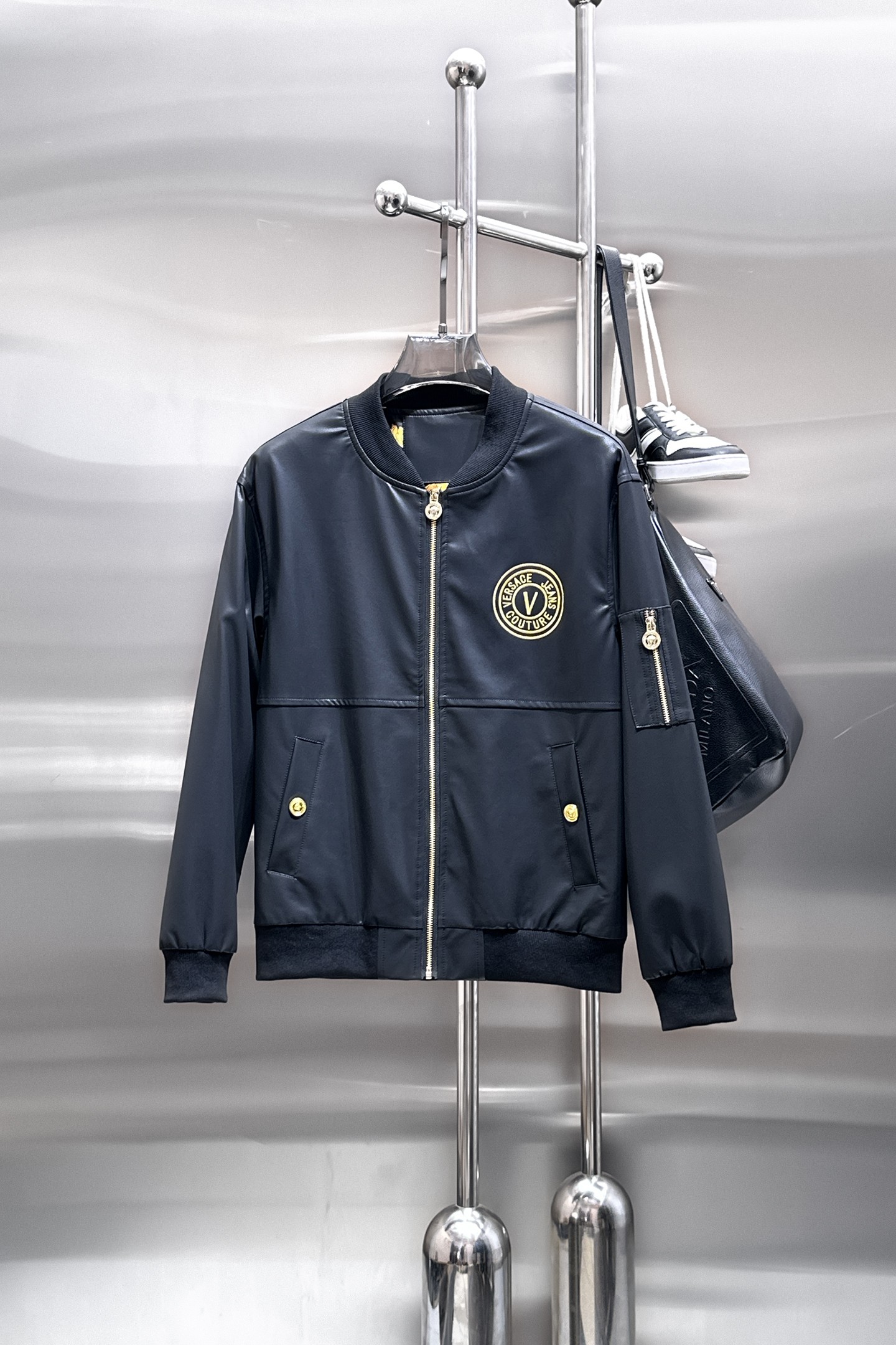 NO:849745,Hot spring style, Versace (high-end quality) early spring new fashionable casual leather jacket, imported original technical fabrics, comfortable and breathable upper body, exquisite hand-embroidered letter logo on the chest, unique design reversible style, digital positioning printing technology on the reverse, highlighting the personality of young people, original hardware accessories, extremely high-grade, handsome upper body!  M-3XL,,versace,jackets & coats,jackets & coats,leather jacket,19860909开春爆款, 范思哲（高端品质）早春新品时尚休闲皮衣夹克外套,进口原版科技面料,上身舒适透气,胸前精致手工刺绣工艺字母logo,独特设计两面穿风格,反面数码定位印花工艺,彰显了年轻人的个性,原版五金辅料,档次极高,上身帅气十足！M-3XL,,versace,jackets & coats,jackets & coats,leather jacket,,Men's clothing