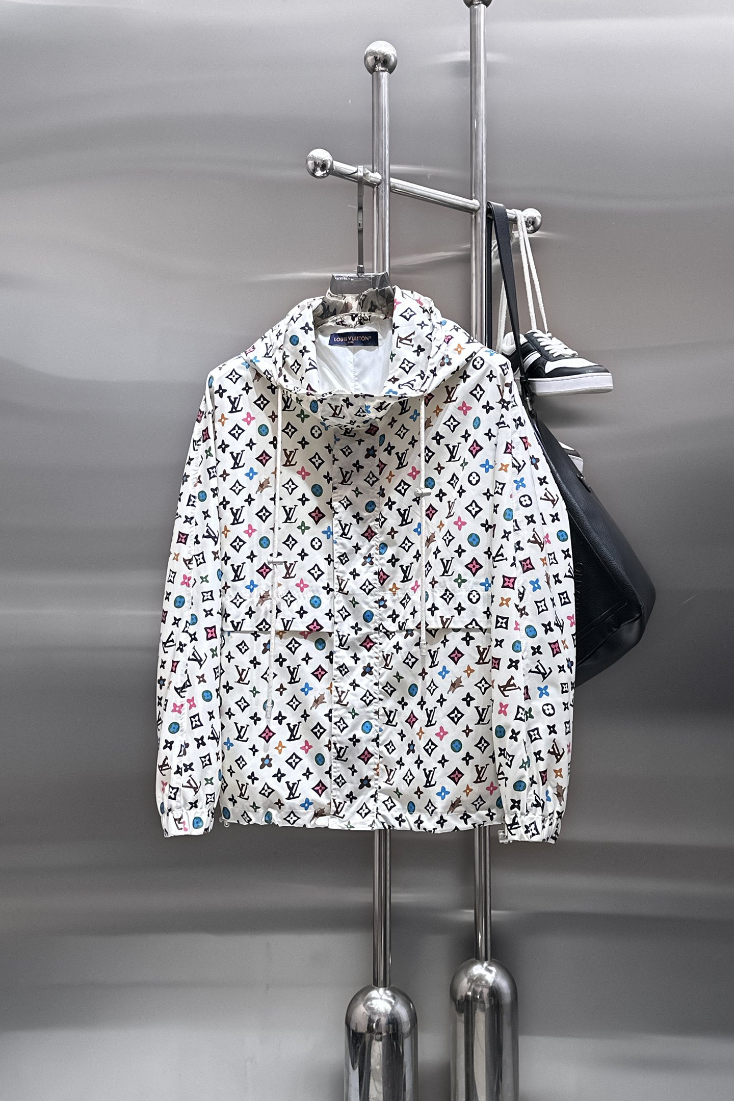 NO:849751,Same style as on LV official website, on sale in advance!  2026ss new spring men's jackets, original high-end version with three standards!  With hidden hood, custom-made fabrics at the counter, highly breathable and comfortable, impeccable details, brand element design concept, reflecting high quality. It feels delicate and soft!  It presents a casual cut and the upper body shape is awesome!  Size M～3XL, maximum wear is 195kg.,,louis vuitton,jackets & coats,jackets & coats,hats,19860909LV 官网同款,提前发售！2026ss开春新款男士夹克外套,原单三标齐全高端版本！带隐藏帽,专柜定制面料 透气舒适度高,细节无可挑剔,品牌元素设计理念,体现高品质.手感细腻柔软！呈现休闲裁剪,上身版型超赞！码数M～3XL,最大穿195斤.,,louis vuitton,jackets & coats,jackets & coats,hats,,Men's clothing