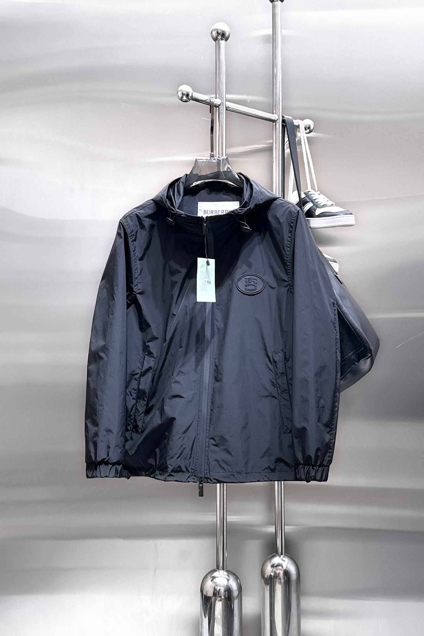 NO:849754,Same style as Burberry official website, on sale in advance!  2026ss new spring men's jackets, original high-end version with three standards!  With hidden hood, custom-made fabrics at the counter, highly breathable and comfortable, impeccable details, brand element design concept, reflecting high quality. It feels delicate and soft!  It presents a casual cut and the upper body shape is awesome!  Size M～3XL, maximum wearing capacity is 195 catties.,,burberry,jackets & coats,jackets & coats,hats,19860909巴宝莉 官网同款,提前发售！2026ss开春新款男士夹克外套,原单三标齐全高端版本！带隐藏帽,专柜定制面料 透气舒适度高,细节无可挑剔,品牌元素设计理念,体现高品质.手感细腻柔软！呈现休闲裁剪,上身版型超赞！码数M～3XL,最大穿195斤.,,burberry,jackets & coats,jackets & coats,hats,,Men's clothing