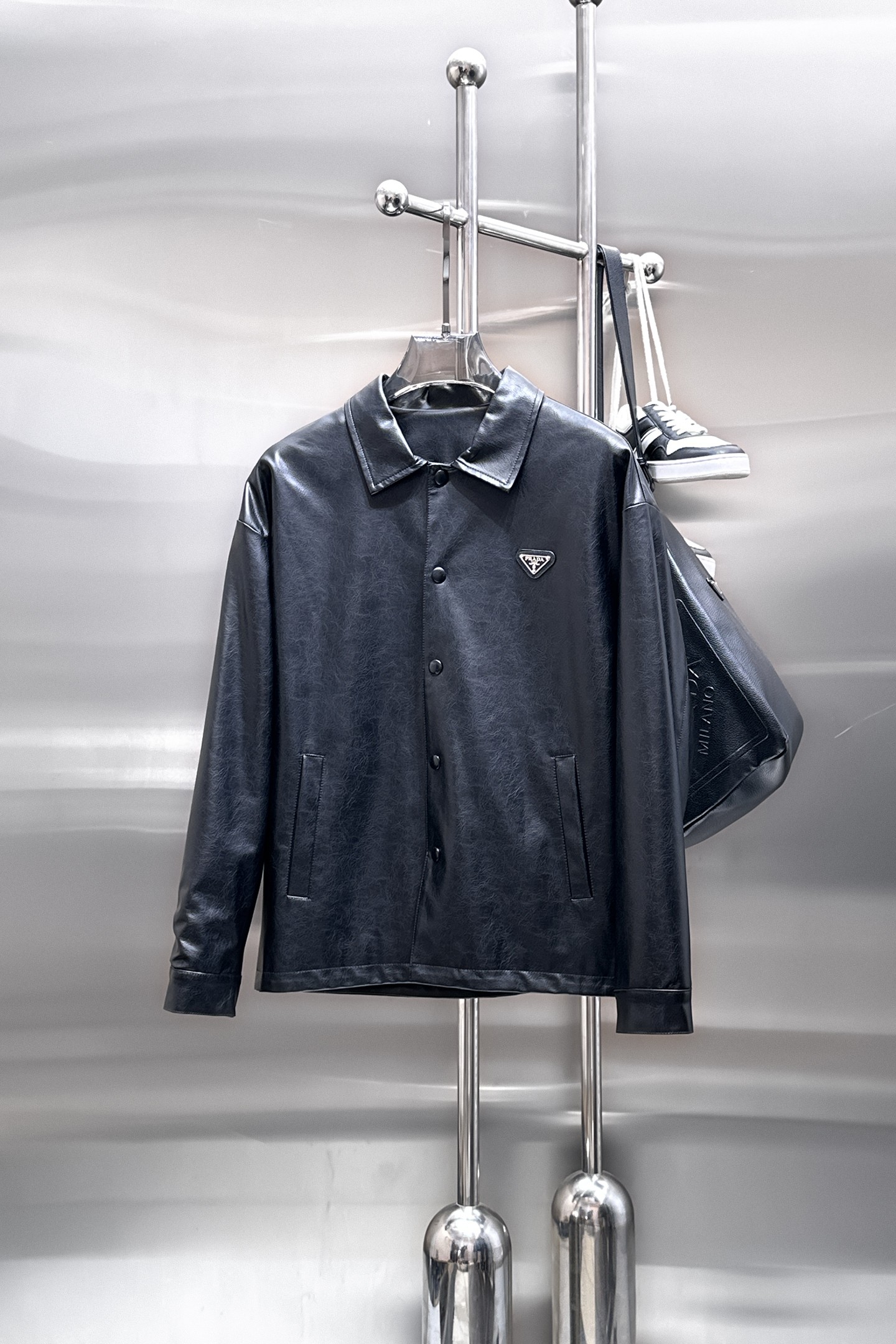 NO:849755,Hot item for spring, Prada (high-end quality) new fashionable casual leather jacket for early spring, imported original technical fabrics, comfortable and breathable upper body, exquisite hand-embroidered letter logo on the chest, unique design reversible style, digital positioning printing technology on the reverse, highlighting the personality of young people, original hardware accessories, extremely high-grade, handsome upper body!  M-3XL,,prada,jackets & coats,jackets & coats,leather jacket,19860909开春爆款, 普拉达（高端品质）早春新品时尚休闲皮衣夹克外套,进口原版科技面料,上身舒适透气,胸前精致手工刺绣工艺字母logo,独特设计两面穿风格,反面数码定位印花工艺,彰显了年轻人的个性,原版五金辅料,档次极高,上身帅气十足！M-3XL,,prada,jackets & coats,jackets & coats,leather jacket,,Men's clothing
