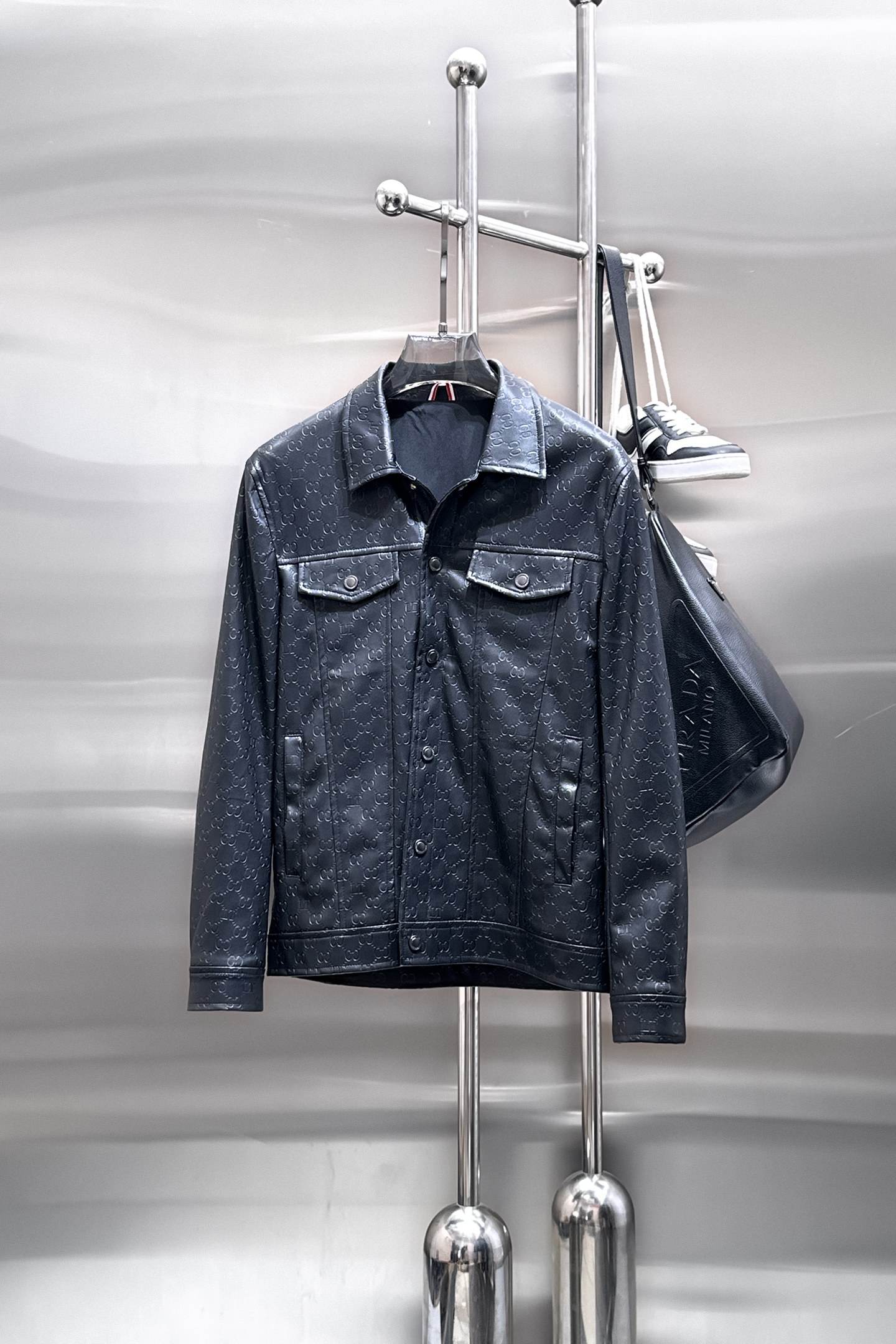 NO:849752,Hot spring style, Gucci (high-end quality) early spring new fashion casual leather jacket, imported original technical fabrics, comfortable and breathable upper body, exquisite hand-embroidered letter logo on the chest, unique design reversible style, digital positioning printing technology on the reverse, highlighting the personality of young people, original hardware accessories, extremely high-grade, handsome upper body!  M-3XL,,jackets & coats,jackets & coats,leather jacket,19860909开春爆款, 古奇（高端品质）早春新品时尚休闲皮衣夹克外套,进口原版科技面料,上身舒适透气,胸前精致手工刺绣工艺字母logo,独特设计两面穿风格,反面数码定位印花工艺,彰显了年轻人的个性,原版五金辅料,档次极高,上身帅气十足！M-3XL,,jackets & coats,jackets & coats,leather jacket,,Men's clothing