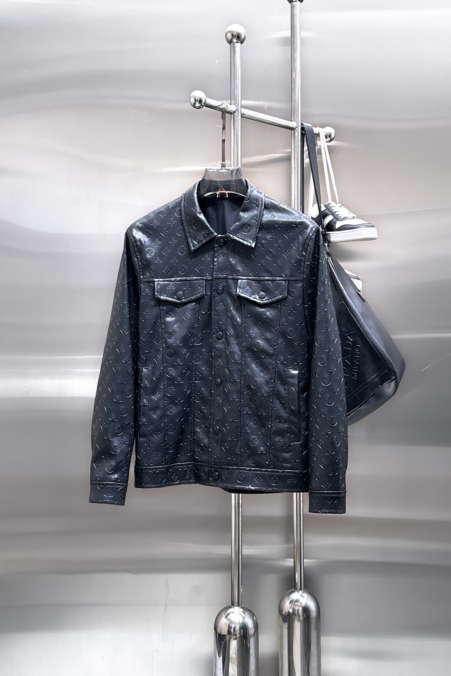 NO:849749,Hot item for spring, LV (high-end quality) new fashion casual leather jacket for early spring, imported original technical fabrics, comfortable and breathable upper body, exquisite hand-embroidered letter logo on the chest, unique design reversible style, digital positioning printing technology on the reverse, highlighting the personality of young people, original hardware accessories, extremely high-grade, handsome upper body!  M-3XL,,louis vuitton,jackets & coats,jackets & coats,leather jacket,19860909开春爆款, LV（高端品质）早春新品时尚休闲皮衣夹克外套,进口原版科技面料,上身舒适透气,胸前精致手工刺绣工艺字母logo,独特设计两面穿风格,反面数码定位印花工艺,彰显了年轻人的个性,原版五金辅料,档次极高,上身帅气十足！M-3XL,,louis vuitton,jackets & coats,jackets & coats,leather jacket,,Men's clothing