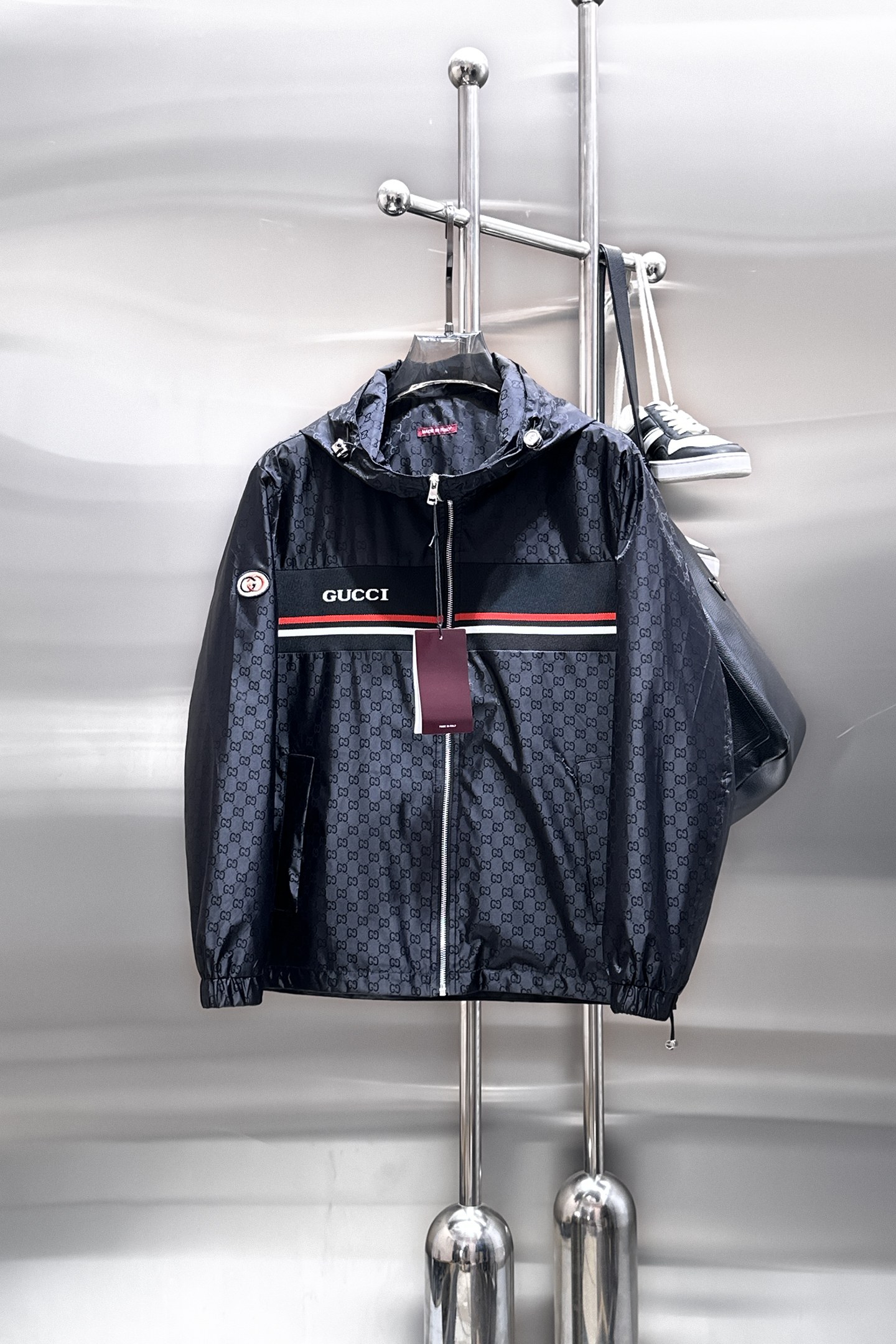 NO:849758,Same style as Gucci official website, on sale in advance!  2026ss new spring men's jackets, original high-end version with three standards!  With hidden hood, custom-made fabrics at the counter, highly breathable and comfortable, impeccable details, brand element design concept, reflecting high quality. It feels delicate and soft!  It presents a casual cut and the upper body shape is awesome!  Size M～3XL, maximum wearing capacity is 195 catties.,,jackets & coats,jackets & coats,hats,19860909古奇 官网同款,提前发售！2026ss开春新款男士夹克外套,原单三标齐全高端版本！带隐藏帽,专柜定制面料 透气舒适度高,细节无可挑剔,品牌元素设计理念,体现高品质.手感细腻柔软！呈现休闲裁剪,上身版型超赞！码数M～3XL,最大穿195斤.,,jackets & coats,jackets & coats,hats,,Men's clothing