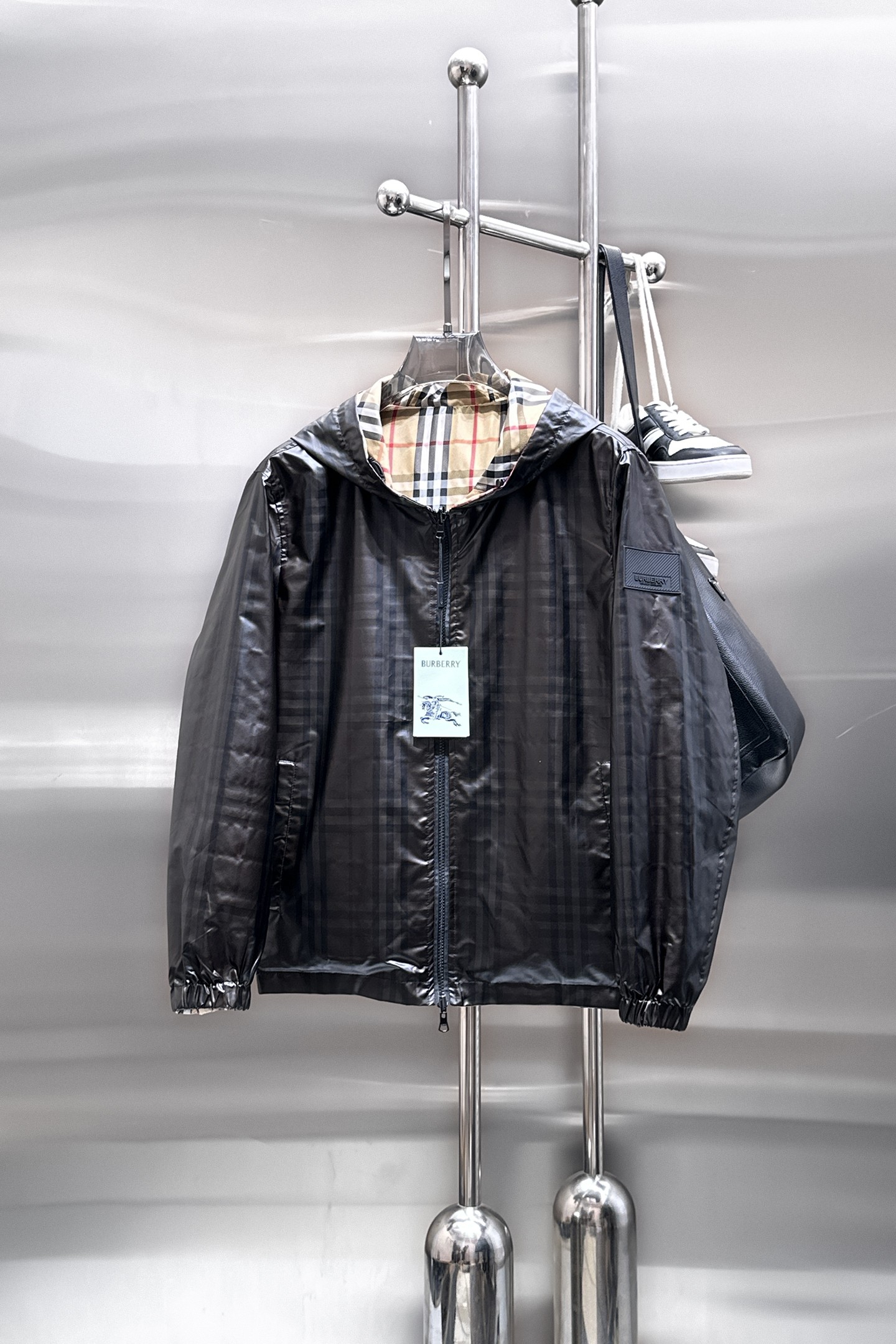 NO:849767,Same style as Burberry official website, on sale in advance!  2026ss spring new men's reversible jacket, original single and three-label complete high-end version!  With hidden hood, custom-made fabrics at the counter, highly breathable and comfortable, impeccable details, brand element design concept, reflecting high quality. It feels delicate and soft!  It presents a casual cut and the upper body shape is awesome!  Size M～3XL, maximum wearing capacity is 195 catties.,,burberry,jackets & coats,jackets & coats,hats,19860909巴宝莉 官网同款,提前发售！2026ss开春新款男士双面穿夹克外套,原单三标齐全高端版本！带隐藏帽,专柜定制面料 透气舒适度高,细节无可挑剔,品牌元素设计理念,体现高品质.手感细腻柔软！呈现休闲裁剪,上身版型超赞！码数M～3XL,最大穿195斤.,,burberry,jackets & coats,jackets & coats,hats,,Men's clothing