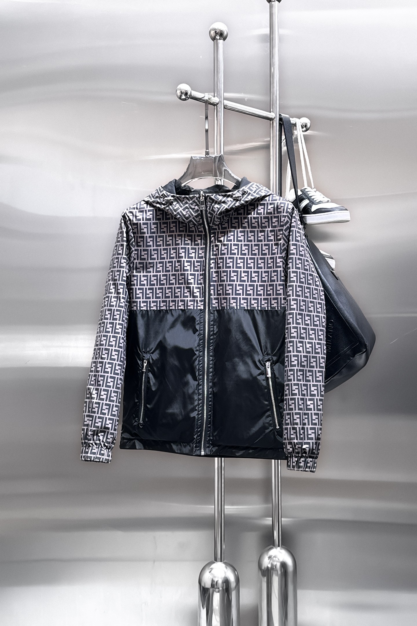 NO:849764,Same style as Fendi official website, on sale in advance!  2026ss spring new men's reversible jacket, original single and three-label complete high-end version!  With hidden hood, custom-made fabrics at the counter, highly breathable and comfortable, impeccable details, brand element design concept, reflecting high quality. It feels delicate and soft!  It presents a casual cut and the upper body shape is awesome!  Size M～3XL, maximum wearing capacity is 195 catties.,,fendi,jackets & coats,jackets & coats,hats,19860909芬迪 官网同款,提前发售！2026ss开春新款男士双面穿夹克外套,原单三标齐全高端版本！带隐藏帽,专柜定制面料 透气舒适度高,细节无可挑剔,品牌元素设计理念,体现高品质.手感细腻柔软！呈现休闲裁剪,上身版型超赞！码数M～3XL,最大穿195斤.,,fendi,jackets & coats,jackets & coats,hats,,Men's clothing
