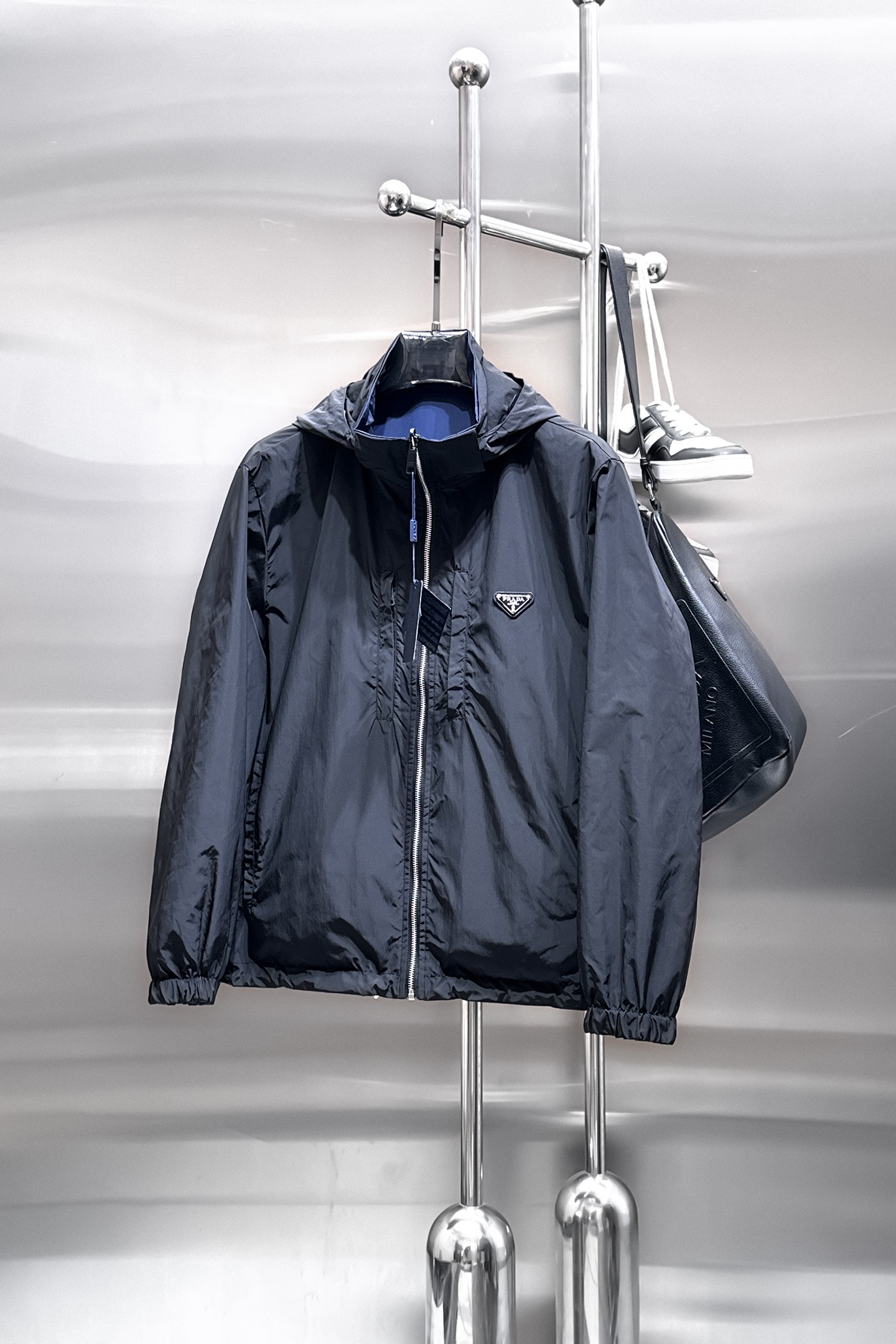 NO:849761,Same style as Prada official website, on sale in advance!  2026ss spring new men's jacket reversible jacket, original single and three-label complete high-end version!  With hidden hood, custom-made fabrics at the counter, highly breathable and comfortable, impeccable details, brand element design concept, reflecting high quality. It feels delicate and soft!  It presents a casual cut and the upper body shape is awesome!  Size M～3XL, maximum wearing capacity is 195 catties.,,prada,jackets & coats,jackets & coats,hats,19860909普拉达 官网同款,提前发售！2026ss开春新款男士夹克双面穿外套,原单三标齐全高端版本！带隐藏帽,专柜定制面料 透气舒适度高,细节无可挑剔,品牌元素设计理念,体现高品质.手感细腻柔软！呈现休闲裁剪,上身版型超赞！码数M～3XL,最大穿195斤.,,prada,jackets & coats,jackets & coats,hats,,Men's clothing