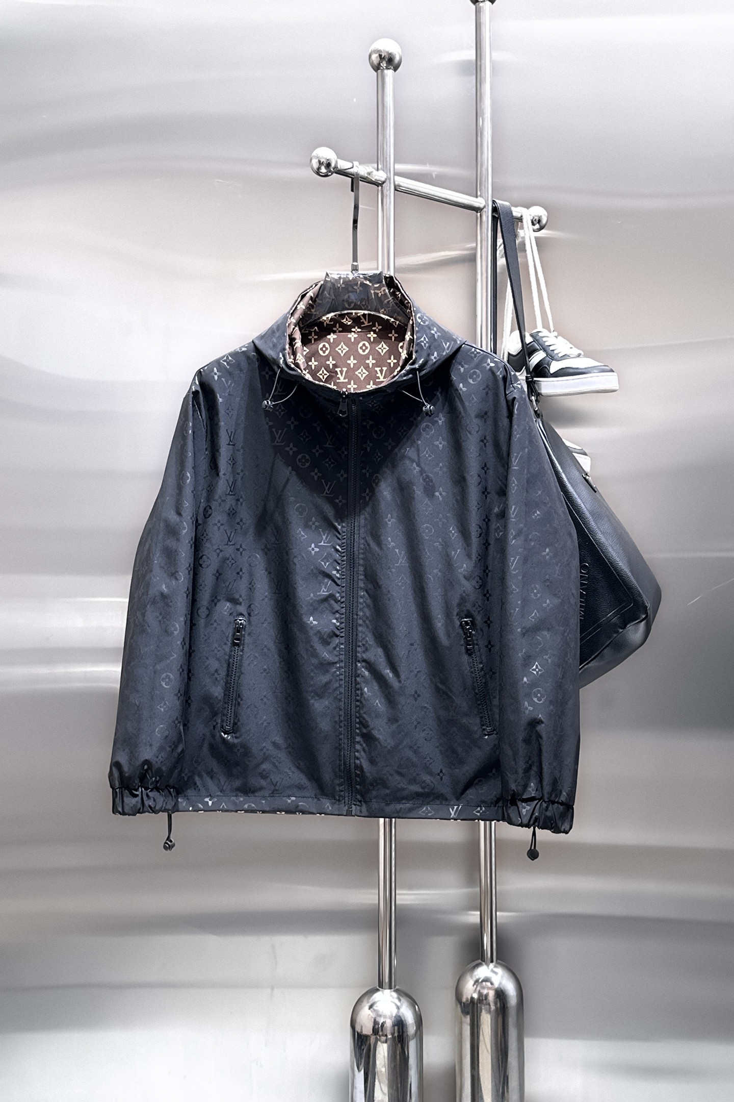 NO:849771,Same style as on LV official website, on sale in advance!  2026ss new spring men's jackets, original high-end version with three standards!  With hidden hood, custom-made fabrics at the counter, highly breathable and comfortable, impeccable details, brand element design concept, reflecting high quality. It feels delicate and soft!  It presents a casual cut and the upper body shape is awesome!  Size M～3XL, maximum wear is 195kg.,,louis vuitton,jackets & coats,jackets & coats,hats,19860909LV 官网同款,提前发售！2026ss开春新款男士夹克外套,原单三标齐全高端版本！带隐藏帽,专柜定制面料 透气舒适度高,细节无可挑剔,品牌元素设计理念,体现高品质.手感细腻柔软！呈现休闲裁剪,上身版型超赞！码数M～3XL,最大穿195斤.,,louis vuitton,jackets & coats,jackets & coats,hats,,Men's clothing