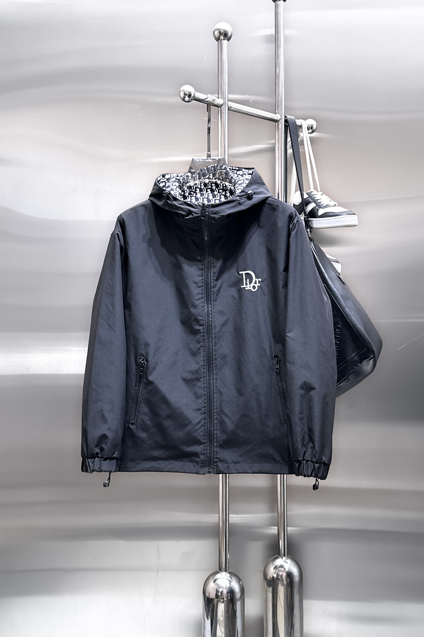 NO:849768,Same style as Dior official website, on sale in advance!  2026ss new spring men's jackets, original high-end version with three standards!  With hidden hood, custom-made fabrics at the counter, highly breathable and comfortable, impeccable details, brand element design concept, reflecting high quality. It feels delicate and soft!  It presents a casual cut and the upper body shape is awesome!  Size M～3XL, maximum wearing capacity is 195kg.,,dior,jackets & coats,jackets & coats,hats,19860909迪奥 官网同款,提前发售！2026ss开春新款男士夹克外套,原单三标齐全高端版本！带隐藏帽,专柜定制面料 透气舒适度高,细节无可挑剔,品牌元素设计理念,体现高品质.手感细腻柔软！呈现休闲裁剪,上身版型超赞！码数M～3XL,最大穿195斤.,,dior,jackets & coats,jackets & coats,hats,,Men's clothing