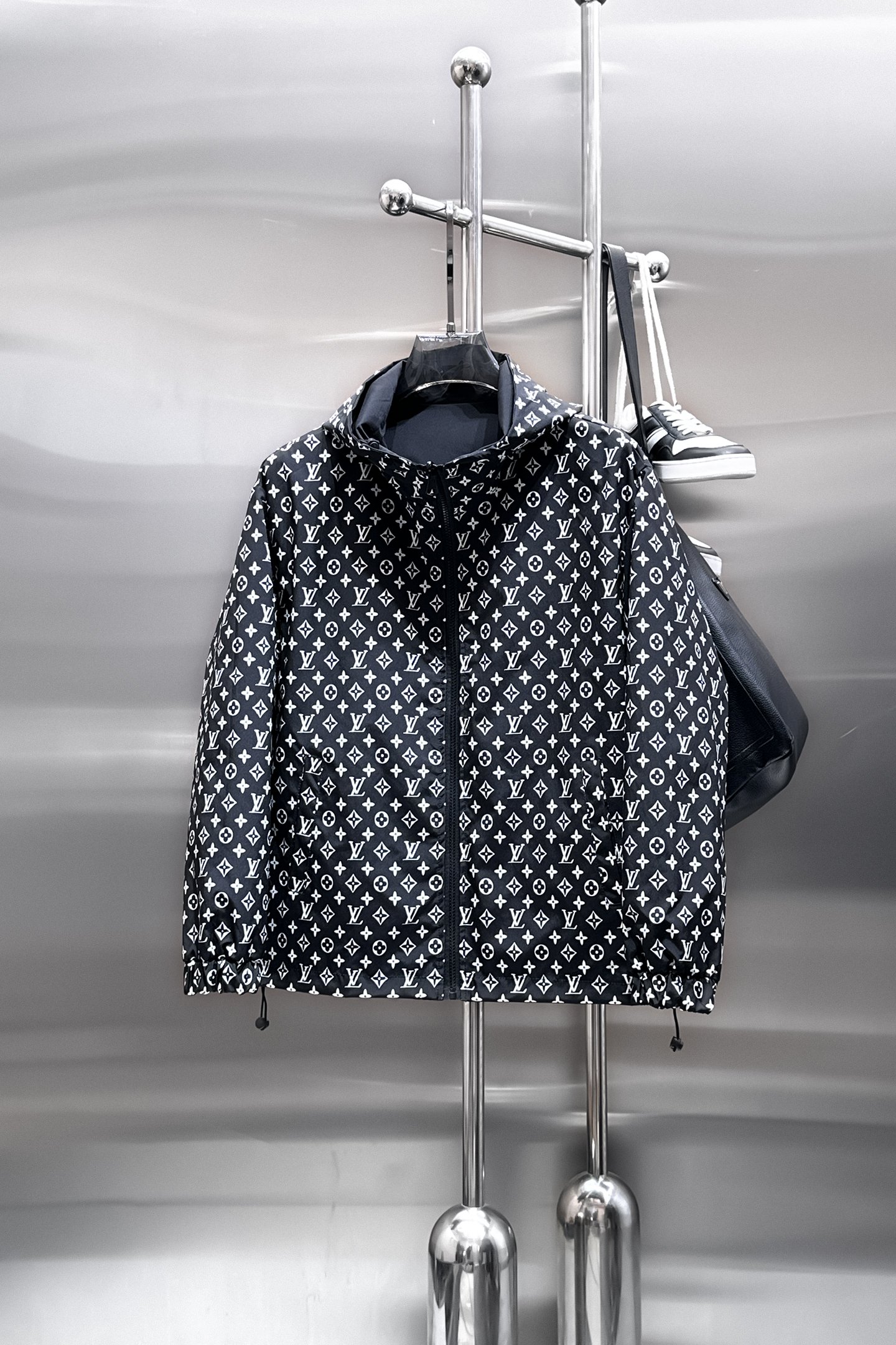 NO:849765,Same style as on LV official website, on sale in advance!  2026ss new spring men's jackets, original high-end version with three standards!  With hidden hood, custom-made fabrics at the counter, highly breathable and comfortable, impeccable details, brand element design concept, reflecting high quality. It feels delicate and soft!  It presents a casual cut and the upper body shape is awesome!  Size M～3XL, maximum wear is 195kg.,,louis vuitton,jackets & coats,jackets & coats,hats,19860909LV 官网同款,提前发售！2026ss开春新款男士夹克外套,原单三标齐全高端版本！带隐藏帽,专柜定制面料 透气舒适度高,细节无可挑剔,品牌元素设计理念,体现高品质.手感细腻柔软！呈现休闲裁剪,上身版型超赞！码数M～3XL,最大穿195斤.,,louis vuitton,jackets & coats,jackets & coats,hats,,Men's clothing