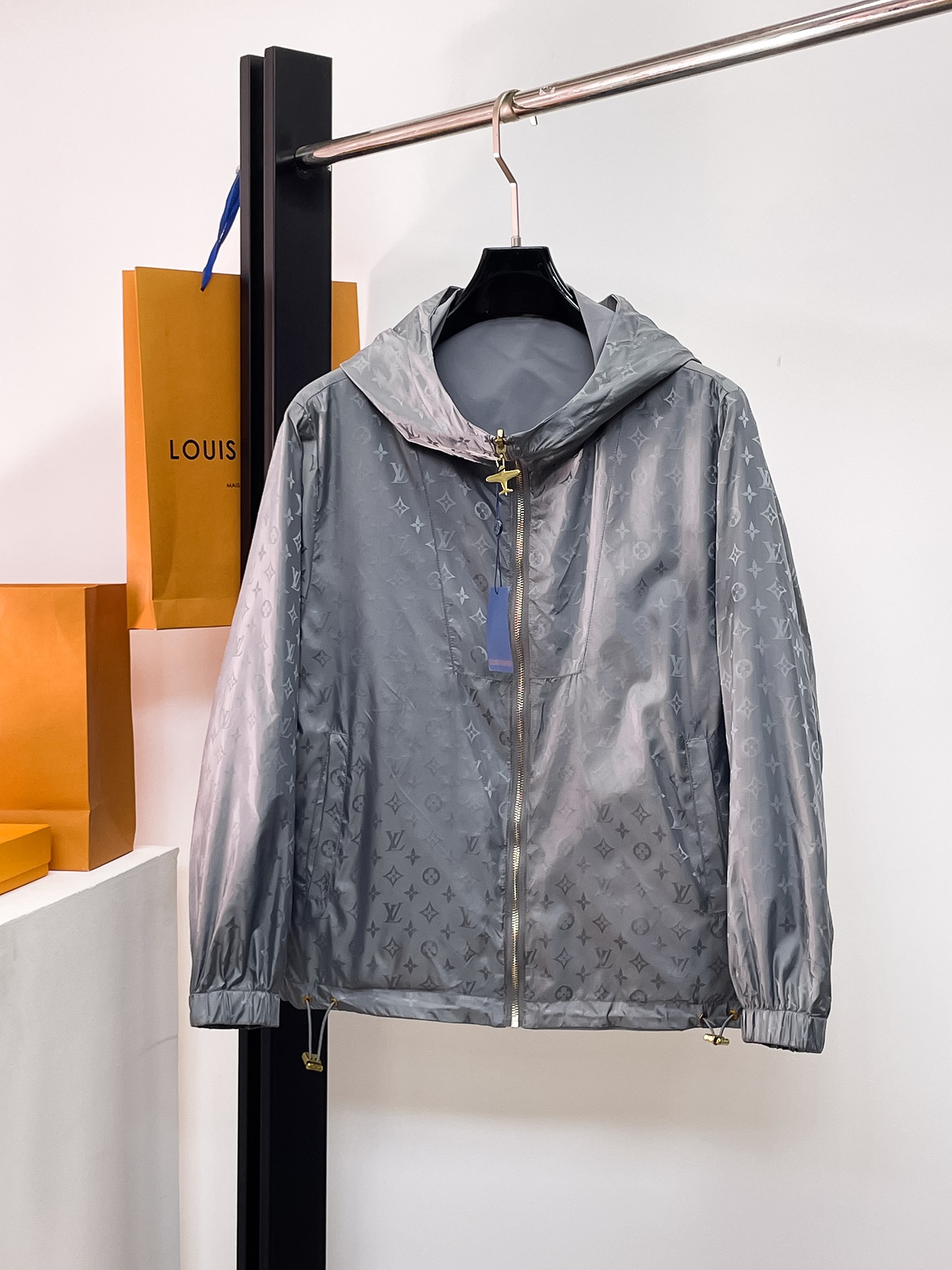 NO:662324,Same style as on LV official website, on sale in advance!  2025ss new men's reversible jacket, original single and three-standard high-end version!  With hidden hood, custom-made fabrics at the counter, highly breathable and comfortable, impeccable details, brand element design concept, reflecting high quality. It feels delicate and soft!  It presents a casual cut and the upper body shape is awesome!  Size M～3XL, maximum wear is 195kg.,,louis vuitton,jackets & coats,jackets & coats,hats, 19860909LV 官网同款,提前发售！2025ss新款男士双面穿夹克外套,原单三标齐全高端版本！带隐藏帽,专柜定制面料 透气舒适度高,细节无可挑剔,品牌元素设计理念,体现高品质.手感细腻柔软！呈现休闲裁剪,上身版型超赞！码数M～3XL,最大穿195斤.,,louis vuitton,jackets & coats,jackets & coats,hats, ,Men's clothing