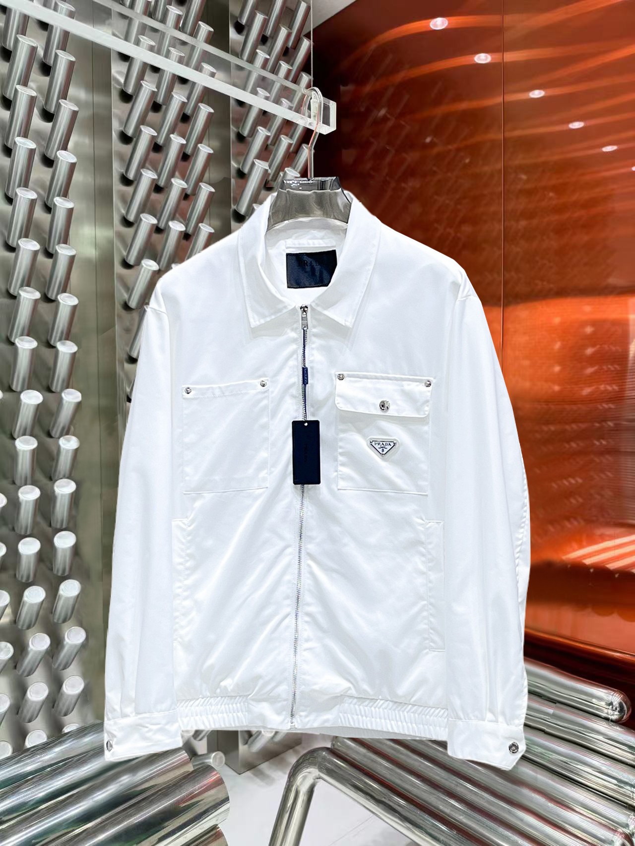NO:774858,Prada official website same style, complete with three labels, on sale in advance. 2026ss new spring men's jacket, double-sided original single with three labels, high-end version. Custom-made fabrics at the counter. Highly breathable and comfortable, impeccable details, brand element design concept, reflecting high quality. Delicate and soft feel. Casual tailoring, excellent upper body shape. Size M～3XL, maximum wearing capacity is 195 catties., prada, jackets & coats, jackets & coats,19860909普拉达 官网同款,三标齐全,提前发售 2026ss开春新款男士夹克外套,双面穿原单三标齐全高端版本 专柜定制面料 透气舒适度高,细节无可挑剔,品牌元素设计理念,体现高品质.手感细腻柔软 呈现休闲裁剪,上身版型超赞 码数M～3XL,最大穿195斤,,prada,jackets & coats,jackets & coats,,Men's clothing