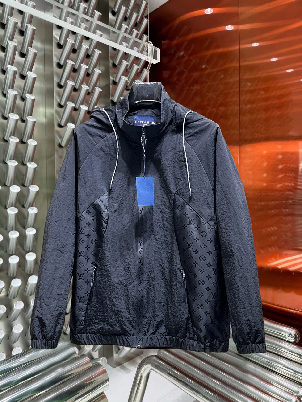 NO:774862,Same style as LV official website, on sale in advance!  2026ss new men's jacket, original three-standard high-end version!  With hidden hood, custom-made fabrics at the counter, highly breathable and comfortable, impeccable details, brand element design concept, reflecting high quality. It feels delicate and soft!  It presents a casual cut and the upper body shape is awesome!  Size M～3XL, maximum wear is 195kg.,,louis vuitton,jackets & coats,jackets & coats,hats,19860909LV 官网同款,提前发售！2026ss新款男士夹克外套,原单三标齐全高端版本！带隐藏帽,专柜定制面料 透气舒适度高,细节无可挑剔,品牌元素设计理念,体现高品质.手感细腻柔软！呈现休闲裁剪,上身版型超赞！码数M～3XL,最大穿195斤.,,louis vuitton,jackets & coats,jackets & coats,hats,,Men's clothing