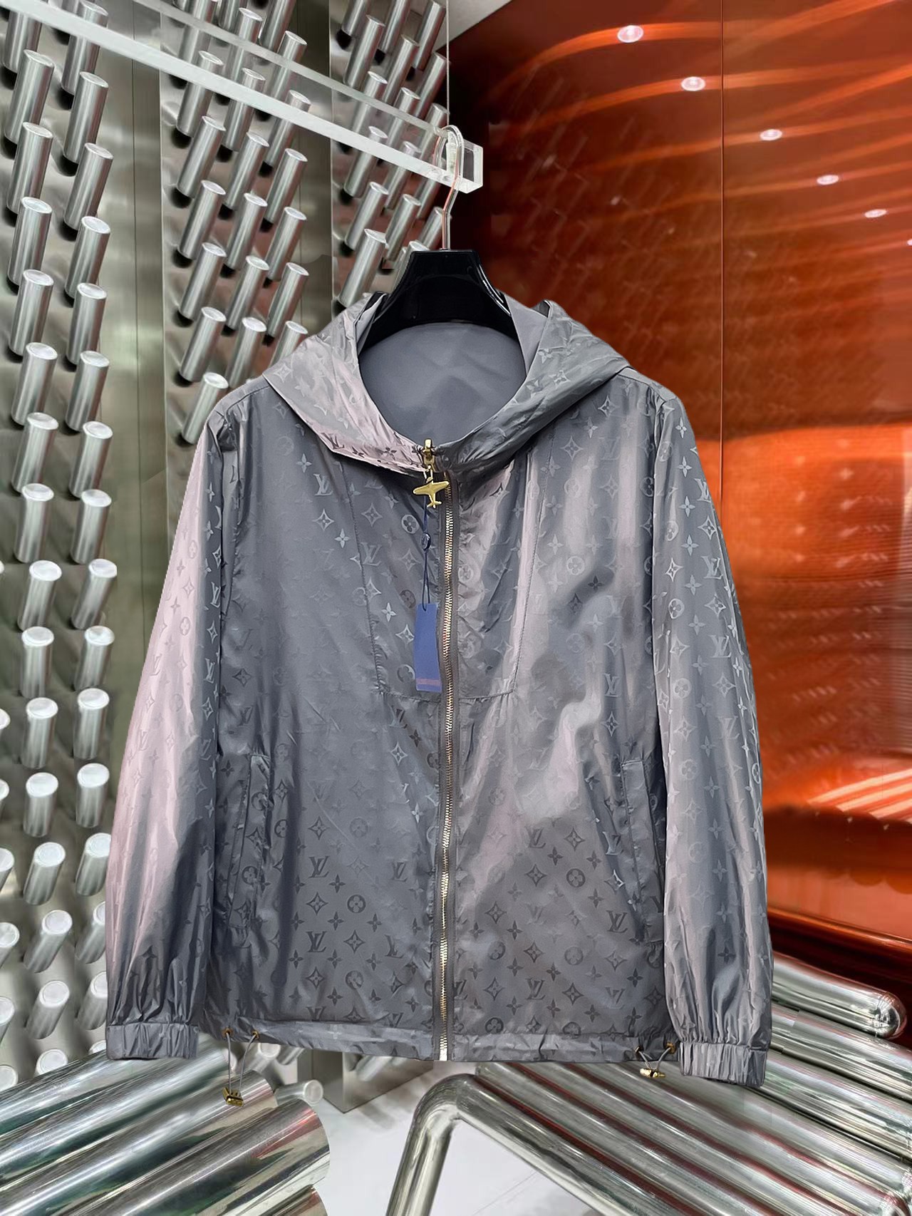 NO:774878,Same style as LV official website, on sale in advance!  2026ss new men's reversible jacket, original single and three-standard high-end version!  With hidden hood, custom-made fabrics at the counter, highly breathable and comfortable, impeccable details, brand element design concept, reflecting high quality. It feels delicate and soft!  It presents a casual cut and the upper body shape is awesome!  Size M～3XL, maximum wear is 195kg.,,louis vuitton,jackets & coats,jackets & coats,hats,19860909LV 官网同款,提前发售！2026ss新款男士双面穿夹克外套,原单三标齐全高端版本！带隐藏帽,专柜定制面料 透气舒适度高,细节无可挑剔,品牌元素设计理念,体现高品质.手感细腻柔软！呈现休闲裁剪,上身版型超赞！码数M～3XL,最大穿195斤.,,louis vuitton,jackets & coats,jackets & coats,hats,,Men's clothing