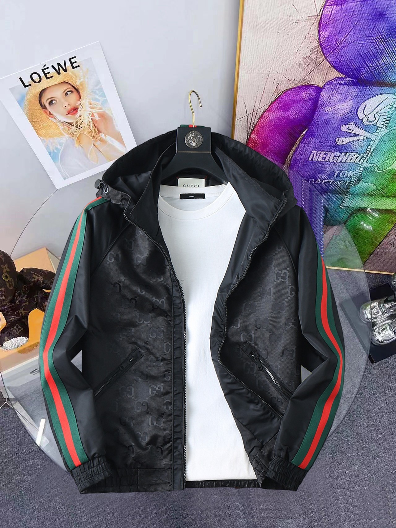 NO:648094,Same style as on Gucci official website, complete with three labels, sold in advance. 2025ss new autumn men's reversible jacket, original single with three labels, high-end version. Custom-made fabrics at the counter. Highly breathable and comfortable, impeccable details, brand element design concept, reflecting high quality. Delicate and soft feel. Casual tailoring, excellent upper body shape. Size M～3XL, maximum wear 195 catties,,jackets & coats,jackets & coats,alexander wang19860909古奇官网同款,三标齐全,提前发售 2025ss开秋新款男士双面穿夹克外套,原单三标齐全高端版本 专柜定制面料 透气舒适度高,细节无可挑剔,品牌元素设计理念,体现高品质.手感细腻柔软 呈现休闲裁剪,上身版型超赞 码数M～3XL,最大穿195斤,,jackets & coats,jackets & coats,alexander wang,Men's clothing