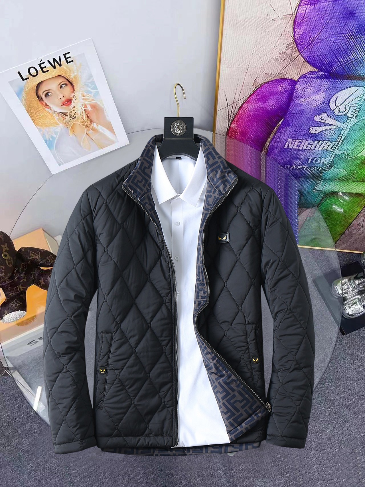 NO:648127,Fendi's three-standard complete 2025ss winter new down jacket is a double-sided jacket. The new product on the show is in perfect condition. It is comfortable and warm, and the color is full and attractive. It has a very outstanding design and can easily advance the sense of fashion. The workmanship is extremely sophisticated and rigorous, and the wiring is neat and meticulous!  A masterpiece from a famous designer!  The upper body does not look bloated and is super handsome!  Available sizes M ~ XXXL,,fendi,jackets & coats,down jacket,alexander wang19860909芬迪 三标齐全 2025ss冬季新款羽绒棉服双面穿外套,秀场新品品相非常完美,舒适保暖,色泽饱满诱人,非常出彩的设计,轻松将时髦感进阶,做工极为考究严谨,走线工整细致！大牌设计师巨作！上身不显臃肿、超级帅气！现货码数M ～ XXXL,,fendi,jackets & coats,down jacket,alexander wang,Men's clothing