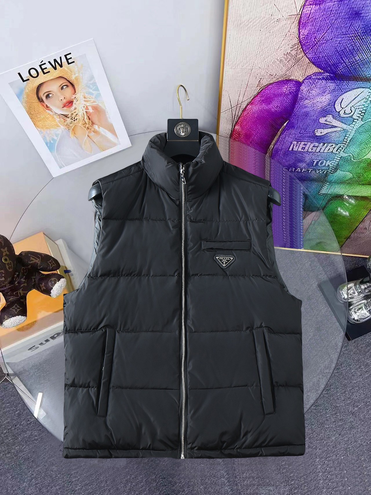 NO:648131,Prada 2025FW down vest, a must-have item for fashionistas!  Advanced customization: The highest standard 90 white goose down, the ingredients are tested, and the first-class thermal performance. Double-layer gallbladder cloth inside to ensure that the goose down will not drill out. Customized high-density waterproof nylon fabric. High-end texture and durability. The quality can reach the purchase level. Super versatile, the upper body effect is great!  Size M~3XL,,prada,down jacket,alexander wang19860909普拉达 2025FW羽绒马甲 潮人必备单品！高级定制 最高标准90白鹅绒,成分支持检测,一流保暖性能.内里双层胆布,以保证鹅绒不会钻出,定制高密度防水尼龙面料.高端质感及耐用性.品质可达代购级别. 超级百搭,上身效果超赞！ 尺码M~3XL,,prada,down jacket,alexander wang,Men's clothing