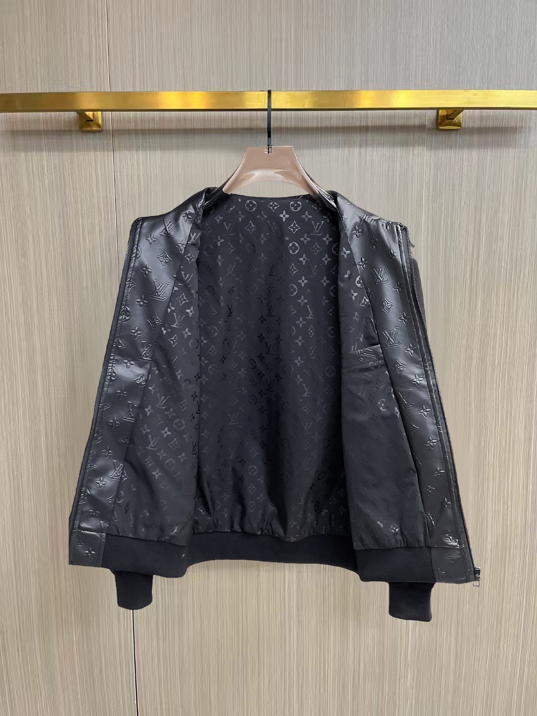 Louis Vuitton LV 提前发售 2026ss开春新款男士皮衣夹克外套 三标齐全高端版本 带隐藏帽