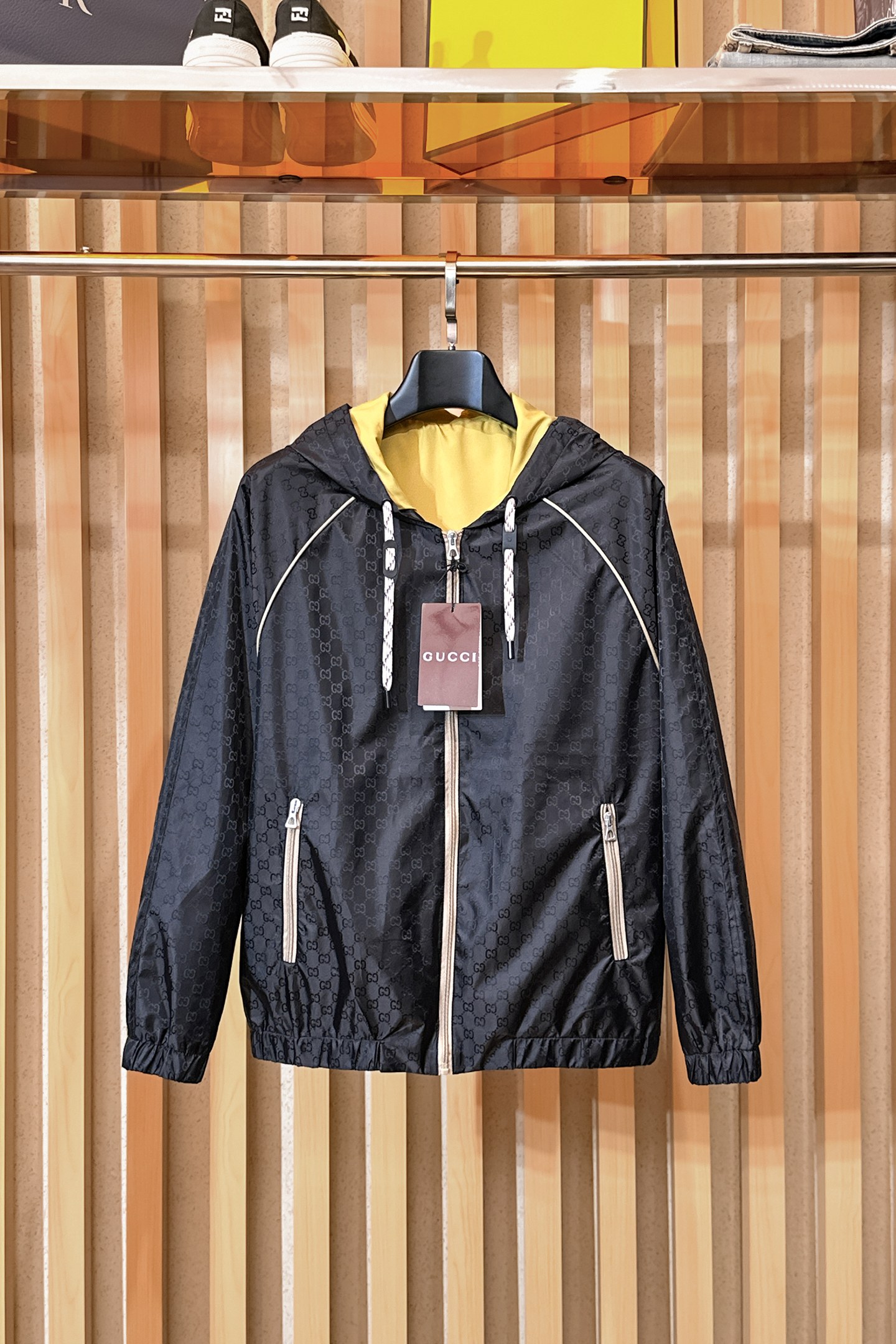 NO:869750,Gucci, 2026 new men's casual customized jackets. Put on a simple and capable casual jacket, and instantly return to a fashionable and domineering state, and full of vitality. The most popular zipper design in history, all fabrics need to be customized, full of luxury. The slim tailoring reflects our perfect body shape, which can be easily controlled whether fat or thin. Super versatile style, not picky, suitable for different age groups. High street practical wear, spring and summer matching tools, sizes M~3XL,, jackets &  coats,jackets & coats,19860909古奇、2026新款男士休闲定制夹克外套.穿上简约干练的休闲外套,瞬间重回时髦霸气,又是活力满满的状态.史前最流行的拉链设计,面料全部需要定制,奢华感十足.修身的剪裁体现出我们完美的体型无论胖瘦都可以轻松驾驭.超百搭款式,不挑身材的款,适合不同年龄段穿着.高街实穿款,春夏搭配利器 尺码M~3XL,,jackets & coats,jackets & coats,,Men's clothing