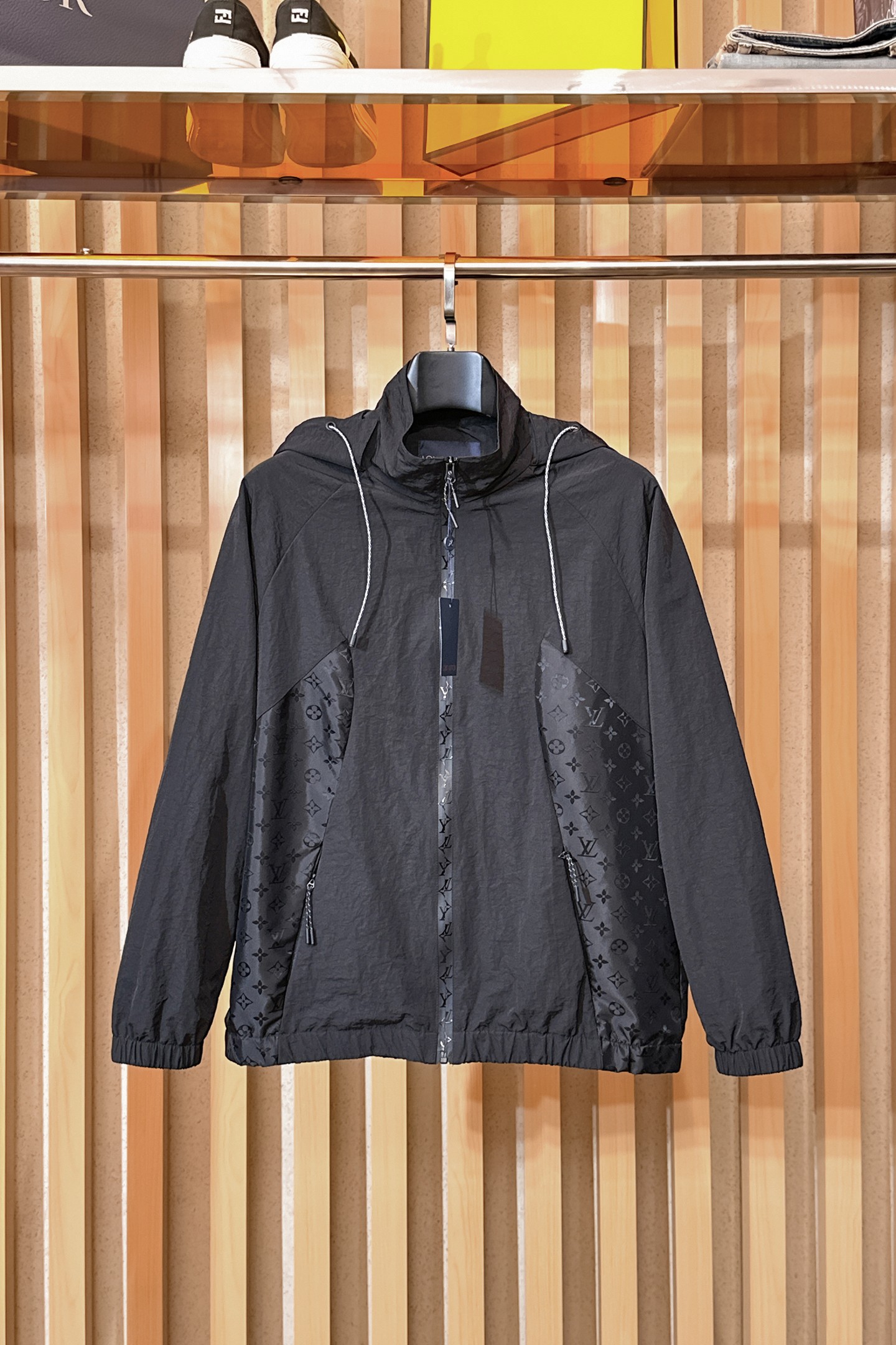 NO:869756,LV, 2026 new men's casual customized jackets. Put on a simple and capable casual jacket, and instantly return to a fashionable and domineering state, and full of vitality. The most popular zipper design in history, all fabrics need to be customized, full of luxury. The slim tailoring reflects our perfect body shape and can be easily controlled regardless of whether we are fat or thin. Super versatile style, not picky, suitable for different age groups. High street practical wear, spring and summer matching tool, size M~3XL, Louis  vuitton,jackets & coats,jackets & coats,19860909LV、2026新款男士休闲定制夹克外套.穿上简约干练的休闲外套,瞬间重回时髦霸气,又是活力满满的状态.史前最流行的拉链设计,面料全部需要定制,奢华感十足.修身的剪裁体现出我们完美的体型无论胖瘦都可以轻松驾驭.超百搭款式,不挑身材的款,适合不同年龄段穿着.高街实穿款,春夏搭配利器 尺码M~3XL,,louis vuitton,jackets & coats,jackets & coats,,Men's clothing