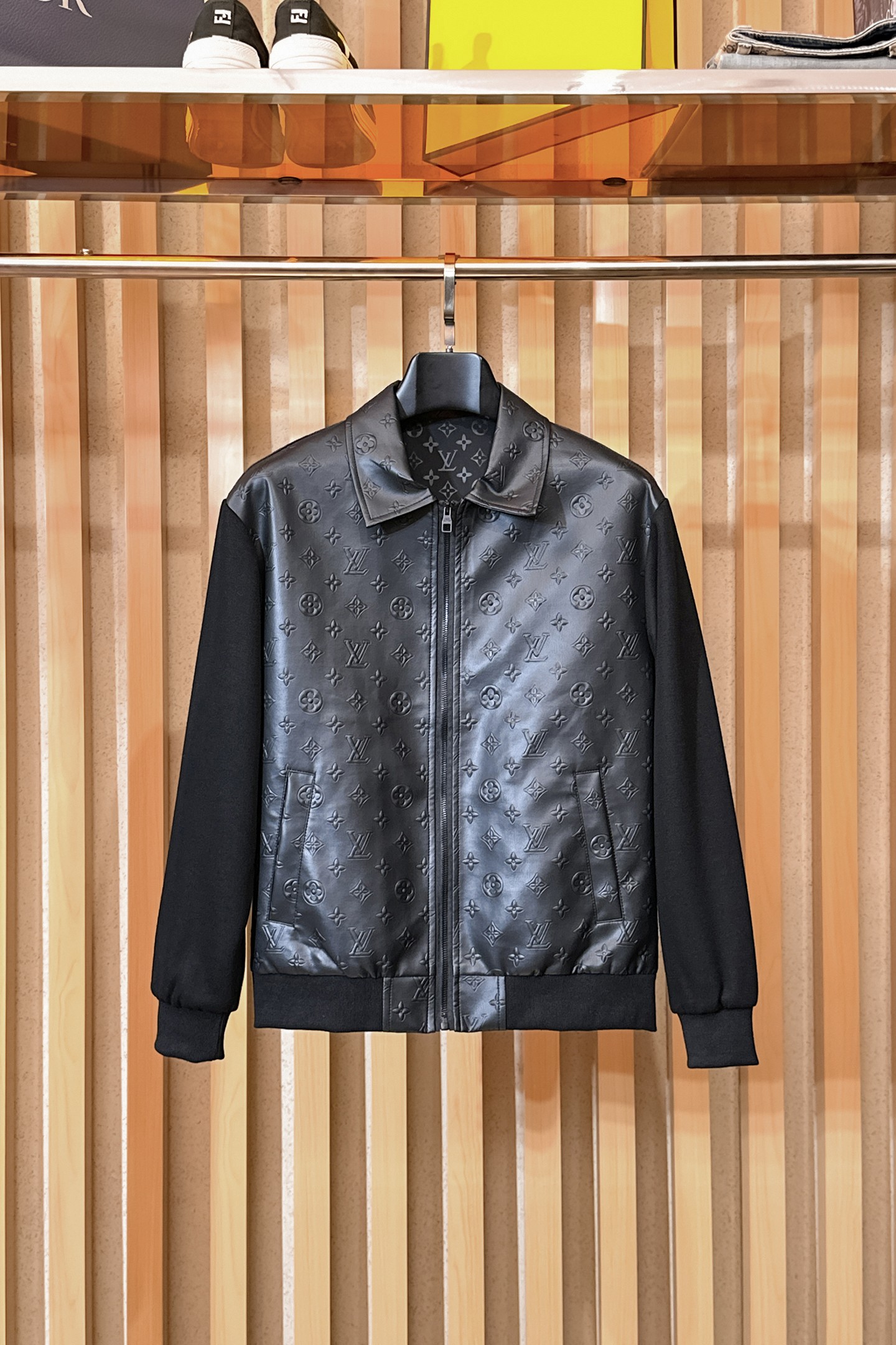 NO:650601,Same style as on LV official website, on sale in advance!  2025ss new autumn men's leather jackets, original single three-standard high-end version!  With hidden hood, custom-made fabrics at the counter, highly breathable and comfortable, impeccable details, brand element design concept, reflecting high quality. It feels delicate and soft!  It presents a casual cut and the upper body shape is awesome!  Size M～3XL, maximum wear is 195kg.,,louis vuitton,jackets & coats,jackets & coats,leather jacket,hats,alexander wang19860909LV 官网同款,提前发售！2025ss开秋新款男士皮衣夹克外套,原单三标齐全高端版本！带隐藏帽,专柜定制面料 透气舒适度高,细节无可挑剔,品牌元素设计理念,体现高品质.手感细腻柔软！呈现休闲裁剪,上身版型超赞！码数M～3XL,最大穿195斤.,,louis vuitton,jackets & coats,jackets & coats,leather jacket,hats,alexander wang,Men's clothing