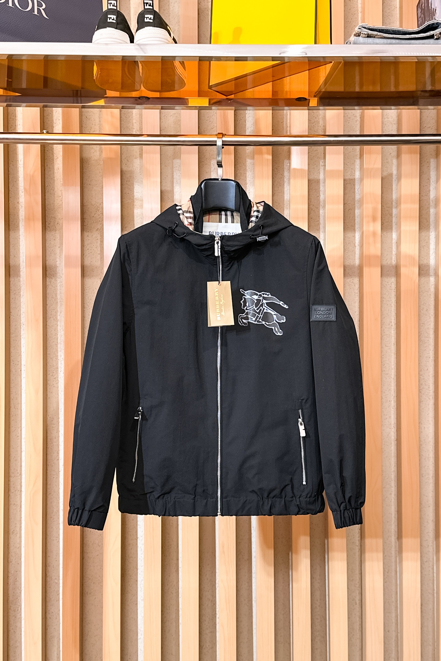 NO:869768,Burberry, 2026 new men's casual customized jacket. Put on a simple and capable casual jacket, and instantly return to a fashionable and domineering state, and full of vitality. The most popular zipper design in history, all fabrics need to be customized, full of luxury. The slim tailoring reflects our perfect body shape, whether fat or thin, it can be easily controlled. Super versatile style, not picky, suitable for different age groups. High street practical wear, a great tool for spring and summer matching  Size M~3XL,,burberry,jackets & coats,jackets & coats,19860909巴宝莉、2026新款男士休闲定制夹克外套.穿上简约干练的休闲外套,瞬间重回时髦霸气,又是活力满满的状态.史前最流行的拉链设计,面料全部需要定制,奢华感十足.修身的剪裁体现出我们完美的体型无论胖瘦都可以轻松驾驭.超百搭款式,不挑身材的款,适合不同年龄段穿着.高街实穿款,春夏搭配利器 尺码M~3XL,,burberry,jackets & coats,jackets & coats,,Men's clothing