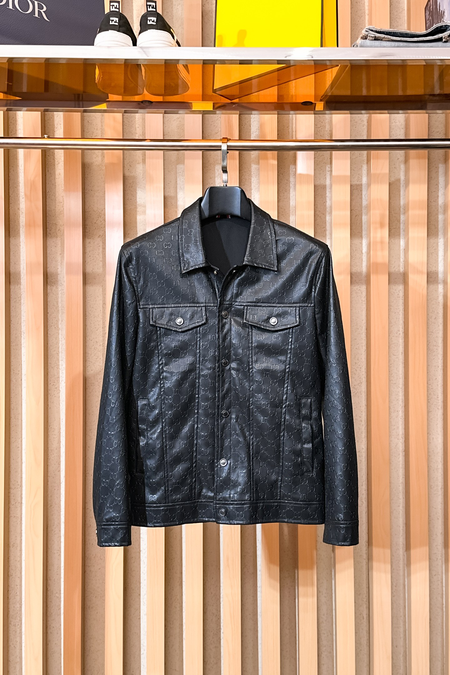 NO:650593,Same style as Gucci official website, on sale in advance!  2025ss new autumn men's leather jackets, original single three-standard high-end version!  With hidden hood, custom-made fabrics at the counter, highly breathable and comfortable, impeccable details, brand element design concept, reflecting high quality. It feels delicate and soft!  It presents a casual cut and the upper body shape is awesome!  Size M～3XL, maximum wear is 195kg.,,jackets & coats,jackets & coats,leather jacket,hats,alexander wang19860909古奇 官网同款,提前发售！2025ss开秋新款男士皮衣夹克外套,原单三标齐全高端版本！带隐藏帽,专柜定制面料 透气舒适度高,细节无可挑剔,品牌元素设计理念,体现高品质.手感细腻柔软！呈现休闲裁剪,上身版型超赞！码数M～3XL,最大穿195斤.,,jackets & coats,jackets & coats,leather jacket,hats,alexander wang,Men's clothing