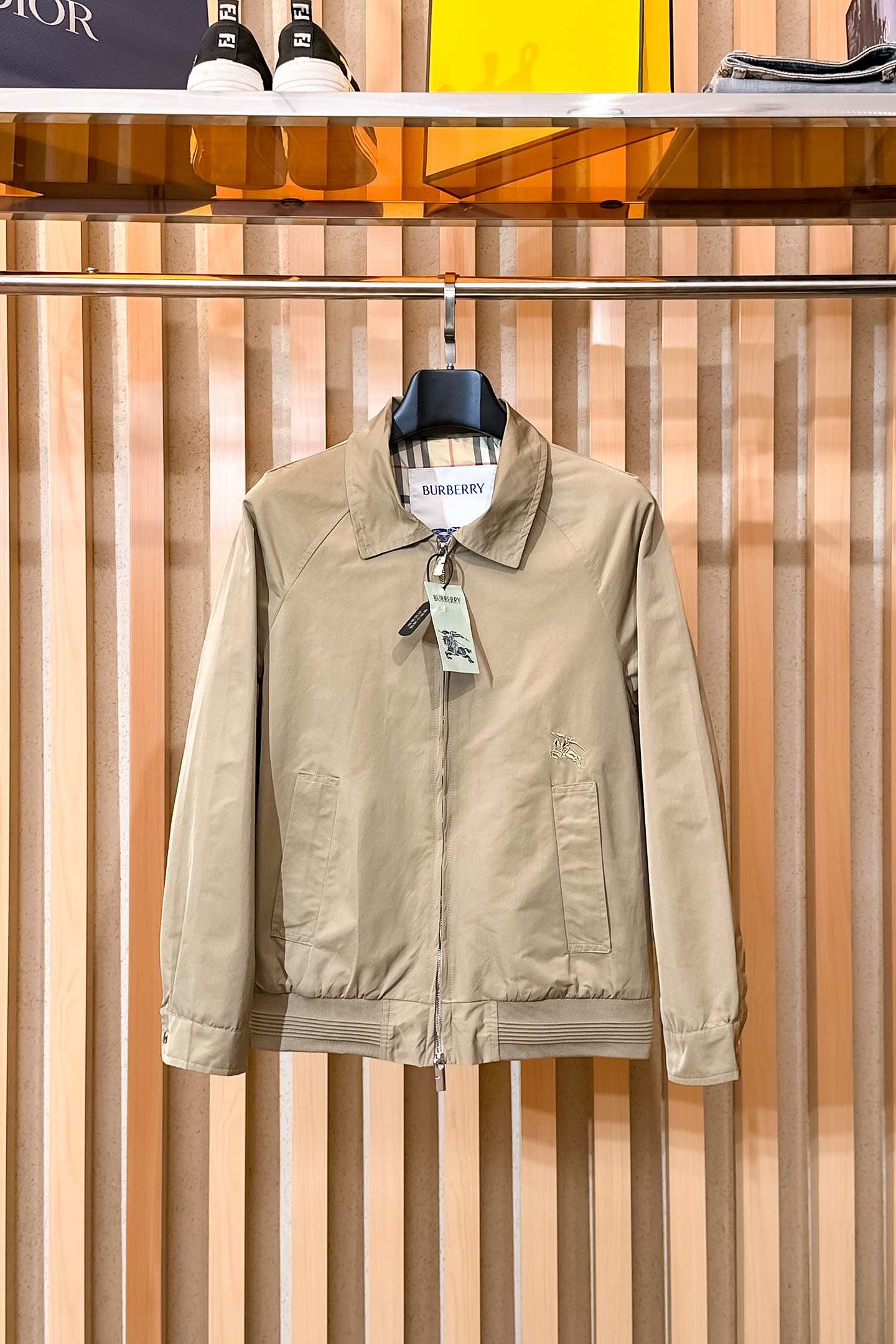 NO:650490,Burberry, 2025 new men's casual customized jackets. Put on a simple and capable casual jacket, and instantly return to a fashionable and domineering state, and full of vitality. The most popular zipper design in history, all fabrics need to be customized, full of luxury. The slim tailoring reflects our perfect body shape, whether fat or thin, it can be easily controlled. Super versatile style, not picky, suitable for different age groups. High street practical wear, a great tool for spring and summer matching  Size M~3XL,,burberry,jackets & coats,jackets & coats,alexander wang19860909巴宝莉、2025新款男士休闲定制夹克外套.穿上简约干练的休闲外套,瞬间重回时髦霸气,又是活力满满的状态.史前最流行的拉链设计,面料全部需要定制,奢华感十足.修身的剪裁体现出我们完美的体型无论胖瘦都可以轻松驾驭.超百搭款式,不挑身材的款,适合不同年龄段穿着.高街实穿款,春夏搭配利器 尺码M~3XL,,burberry,jackets & coats,jackets & coats,alexander wang,Men's clothing